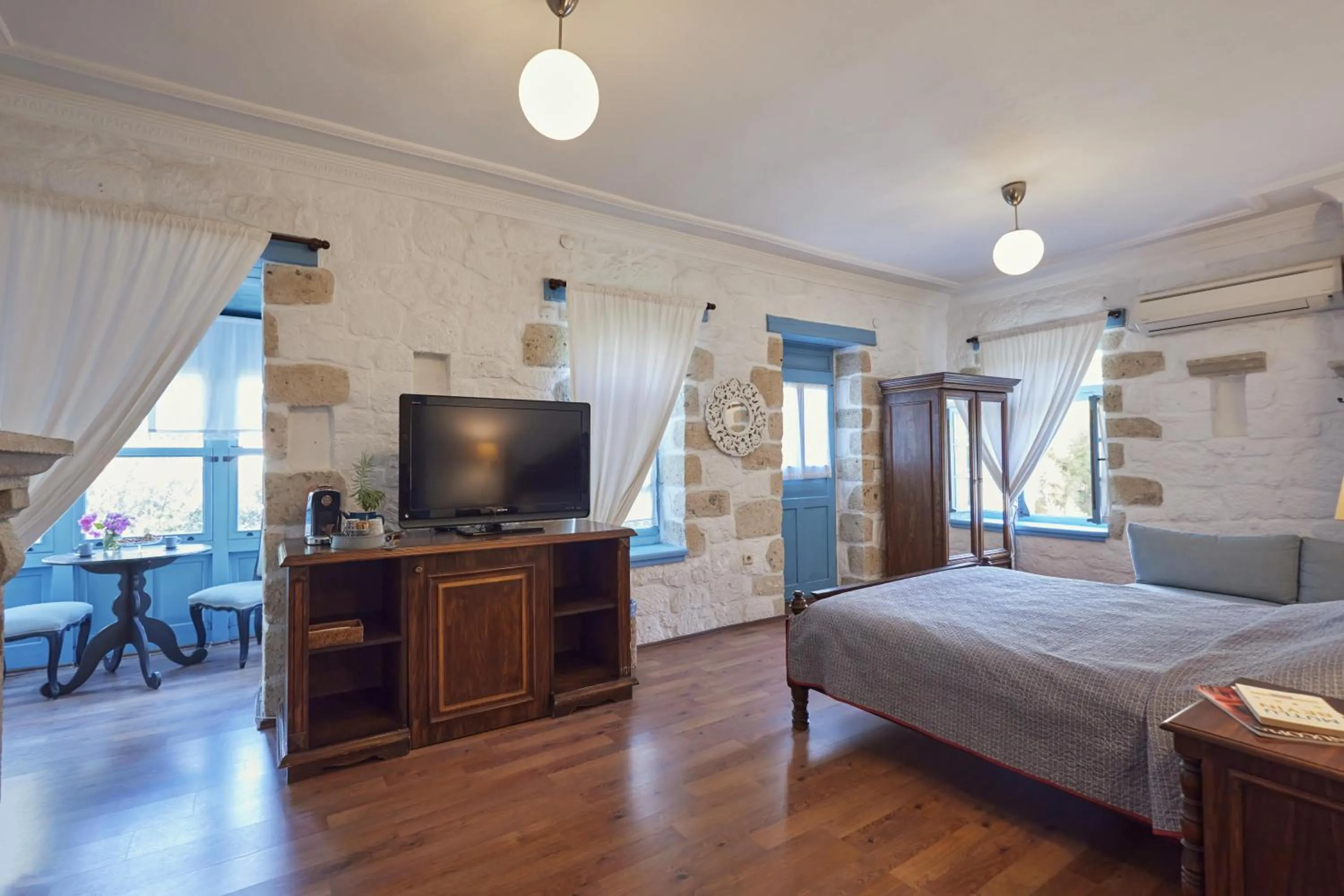 Photo of the whole room in Alacati Zeytin Konak Hotel