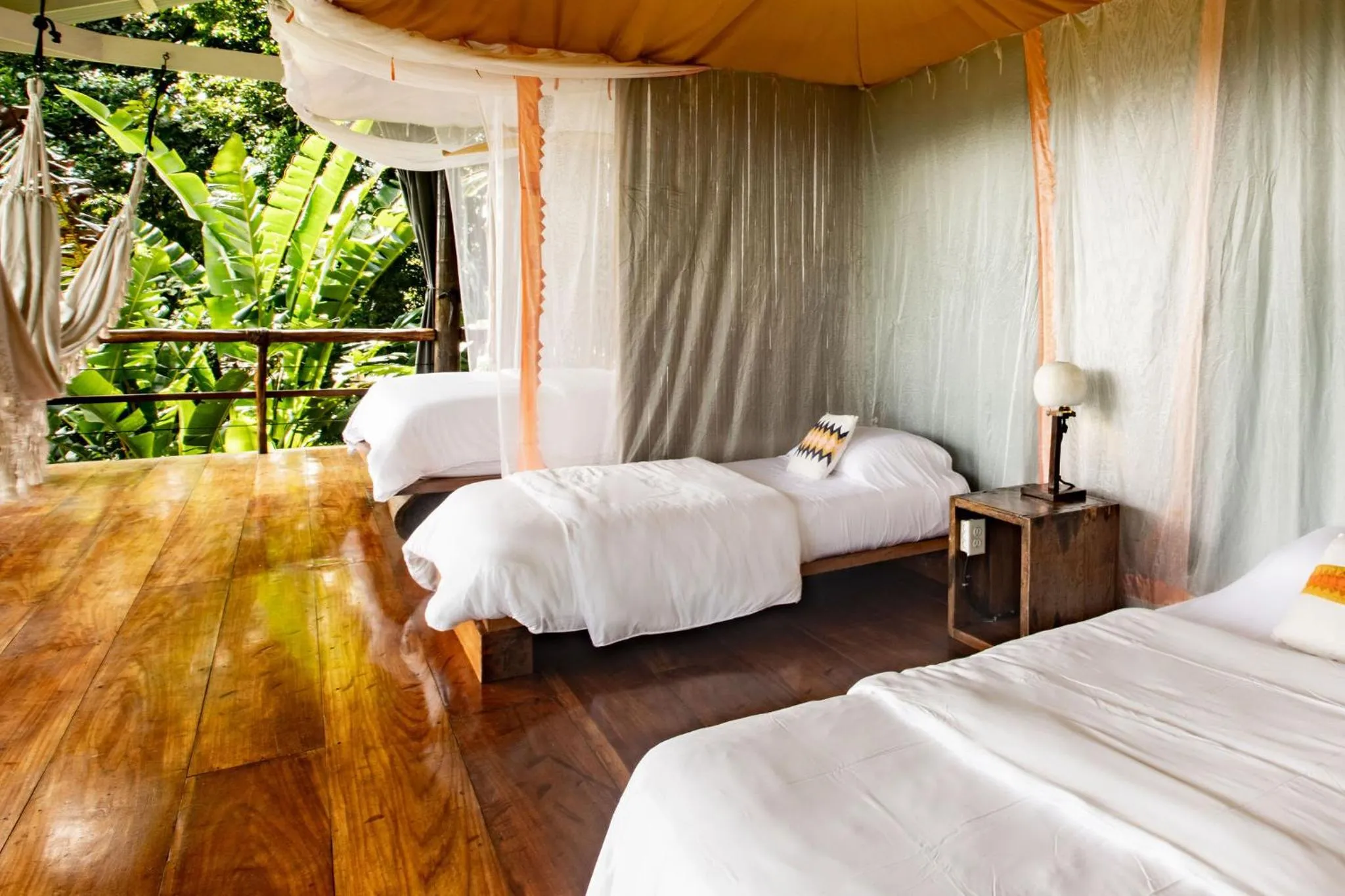 Bed in La Loma Jungle Lodge and Chocolate Farm