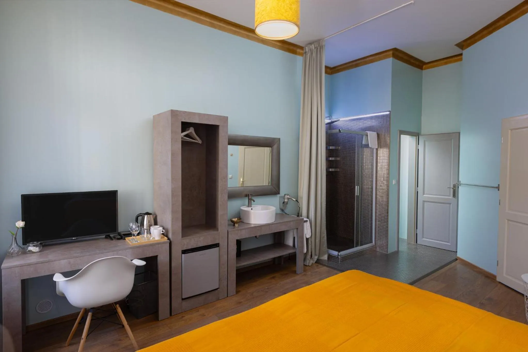 Shower, Bed in Salvatore Prague Rooms