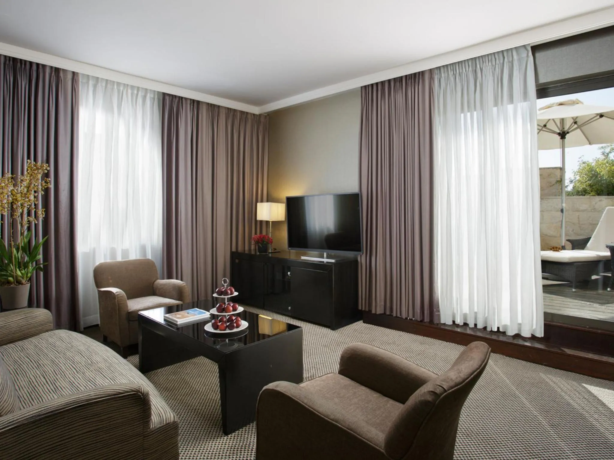 Living room in Dan Panorama Jerusalem Hotel