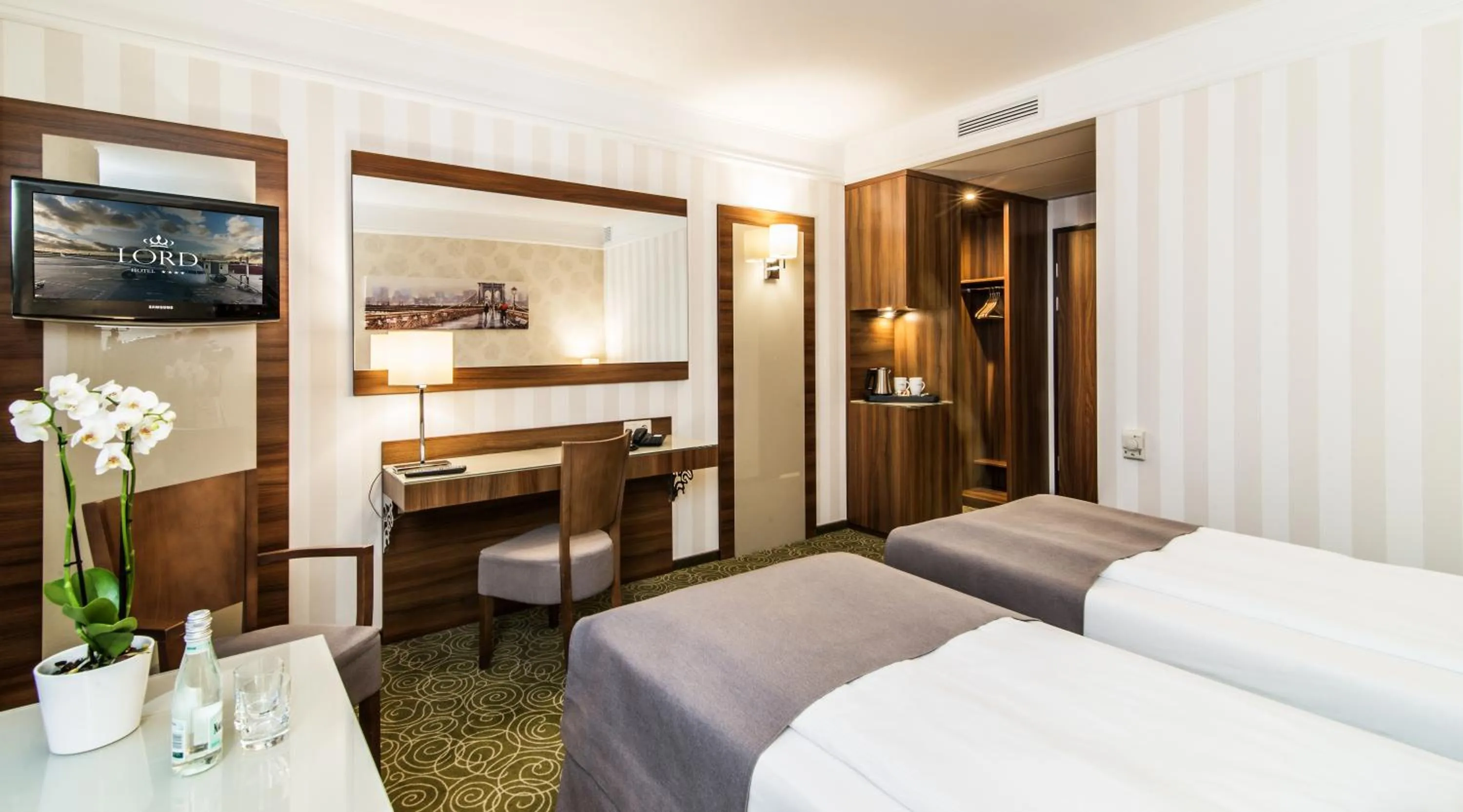 Bed in Hotel Lord - Warsaw Airport