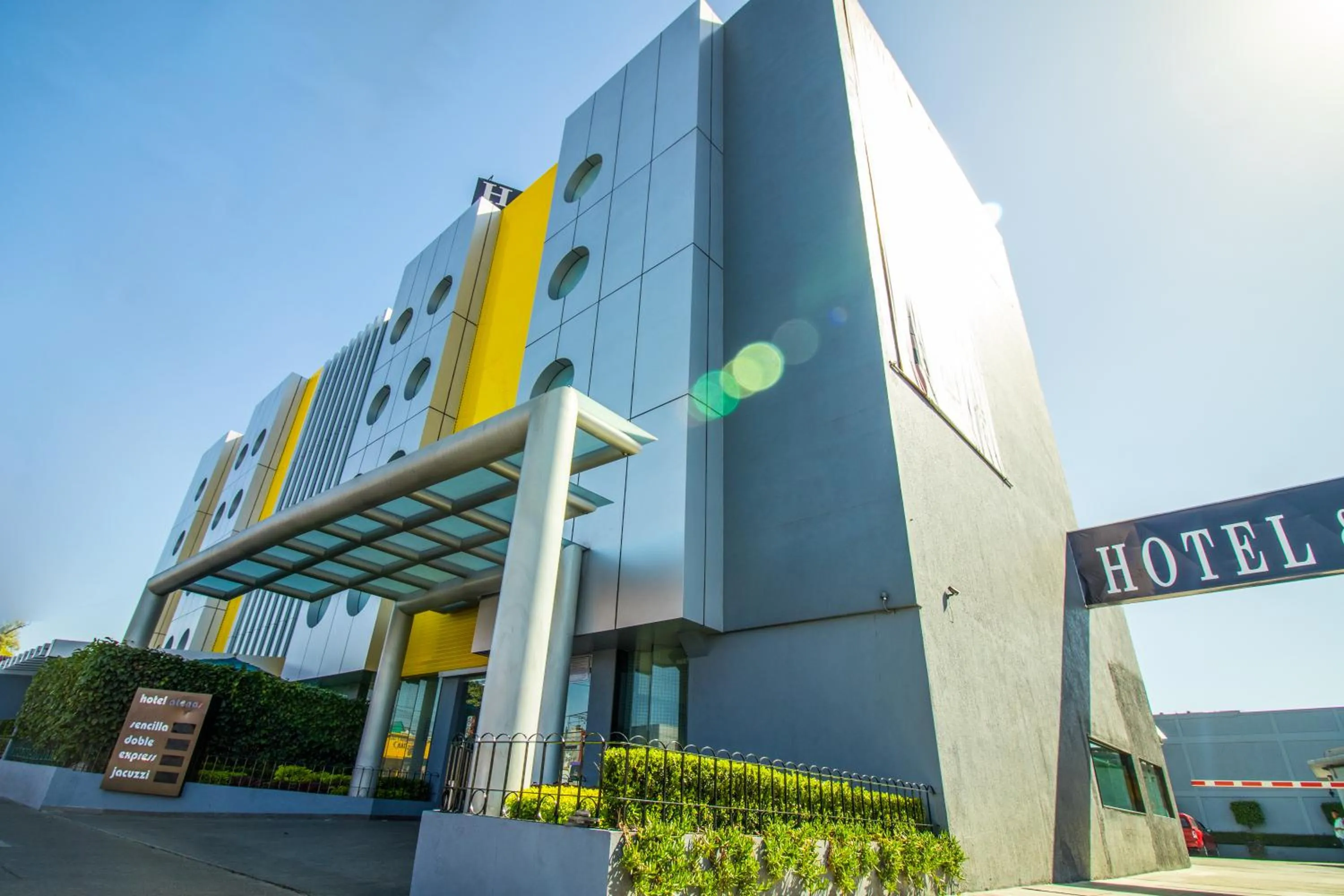 Facade/entrance in Hotel Atenas Plaza