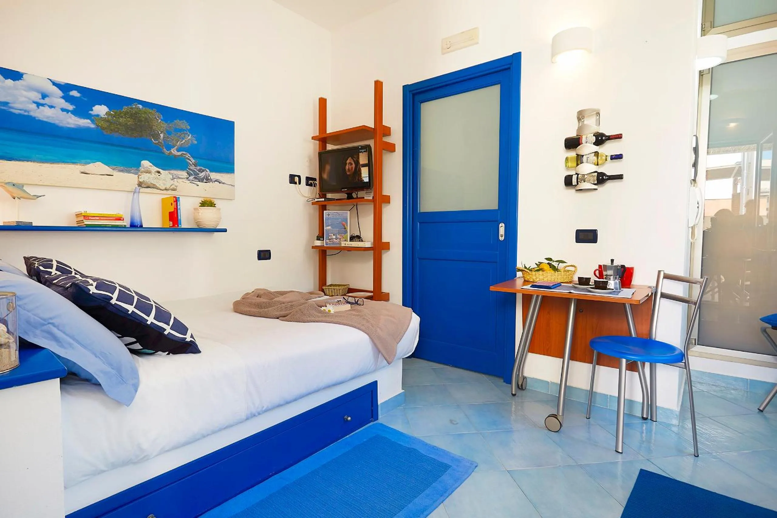 Living room, Bed in Appartamenti Rosa Dei Venti