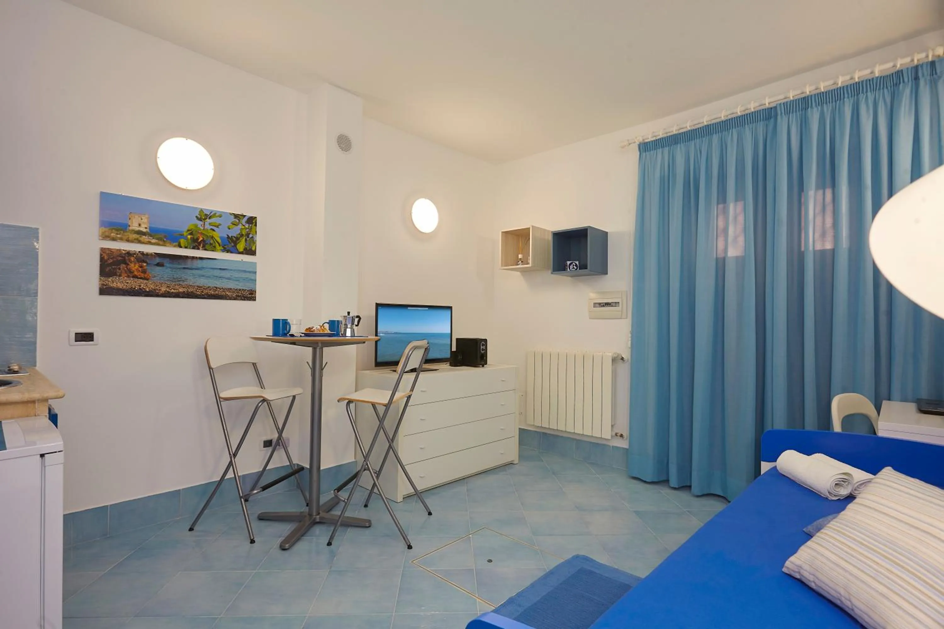 Living room, Bed in Appartamenti Rosa Dei Venti