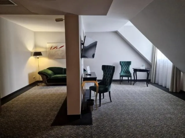 hair dresser, Bed in Pałac na Wodzie Hotel & SPA