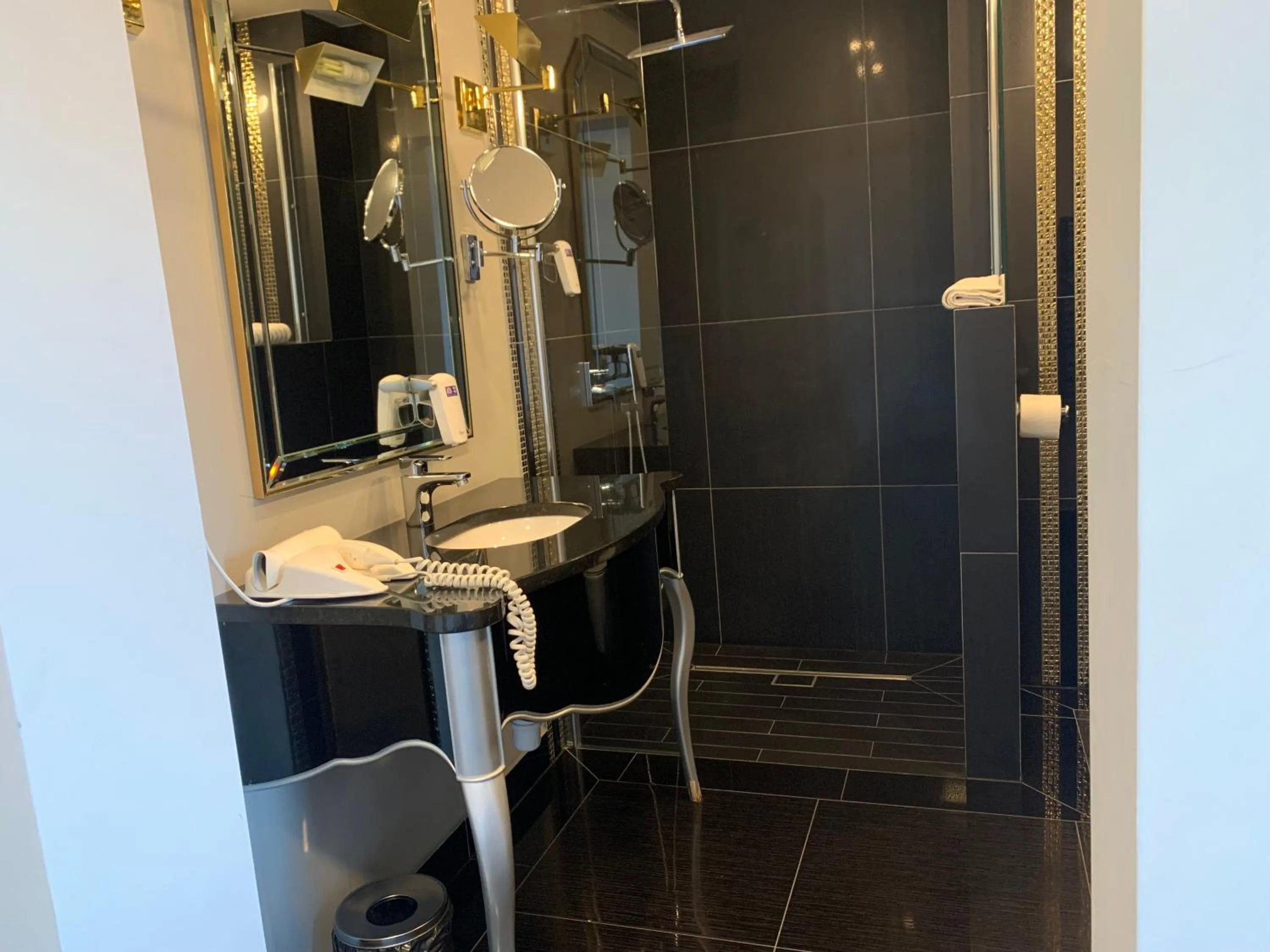 Shower in Pałac na Wodzie Hotel & SPA