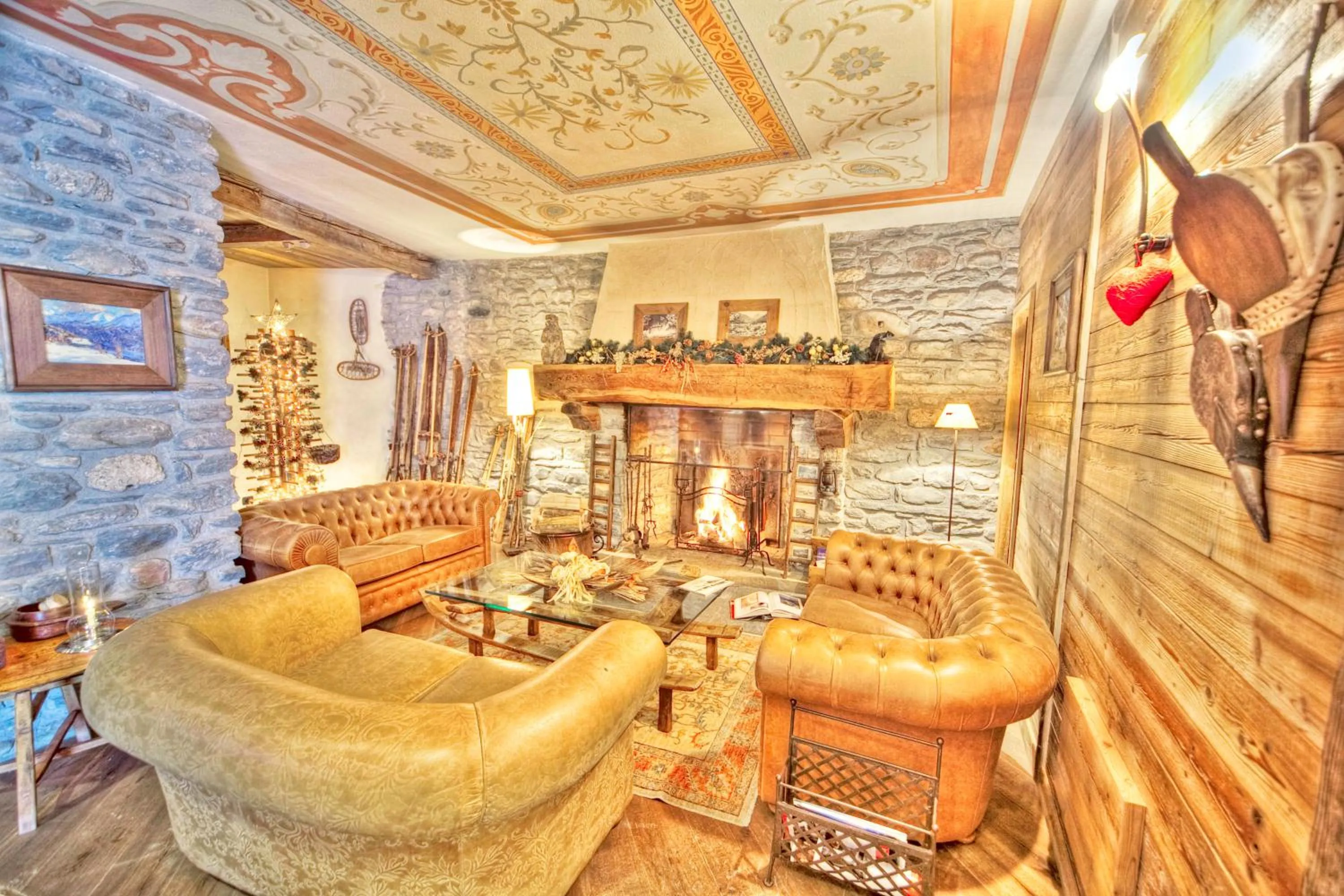 Communal lounge/ TV room in Le Miramonti Hotel Restaurant & Wellness