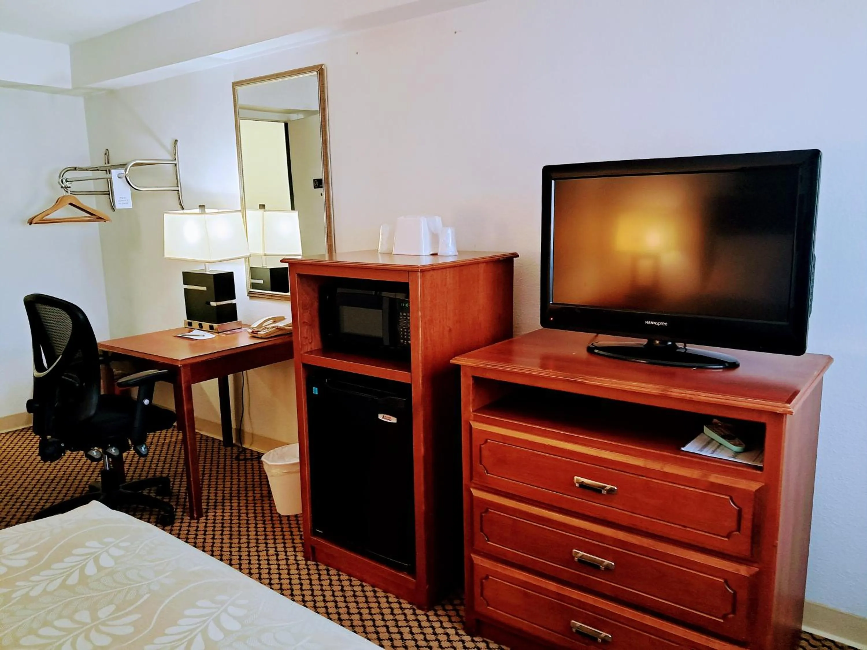 Bedroom, Bed in National 9 Inn Showboat