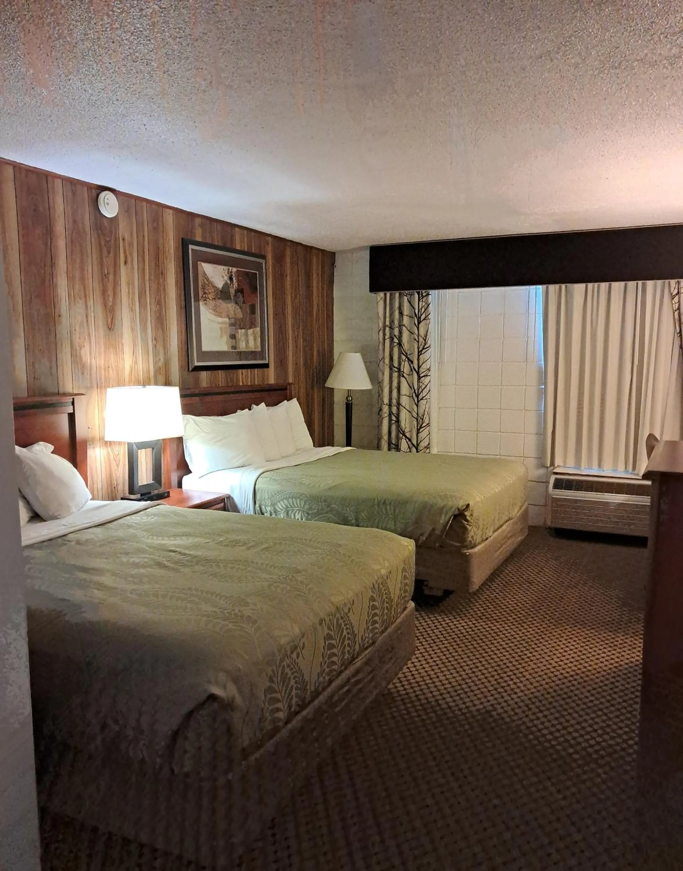 Bedroom, Bed in National 9 Inn Showboat