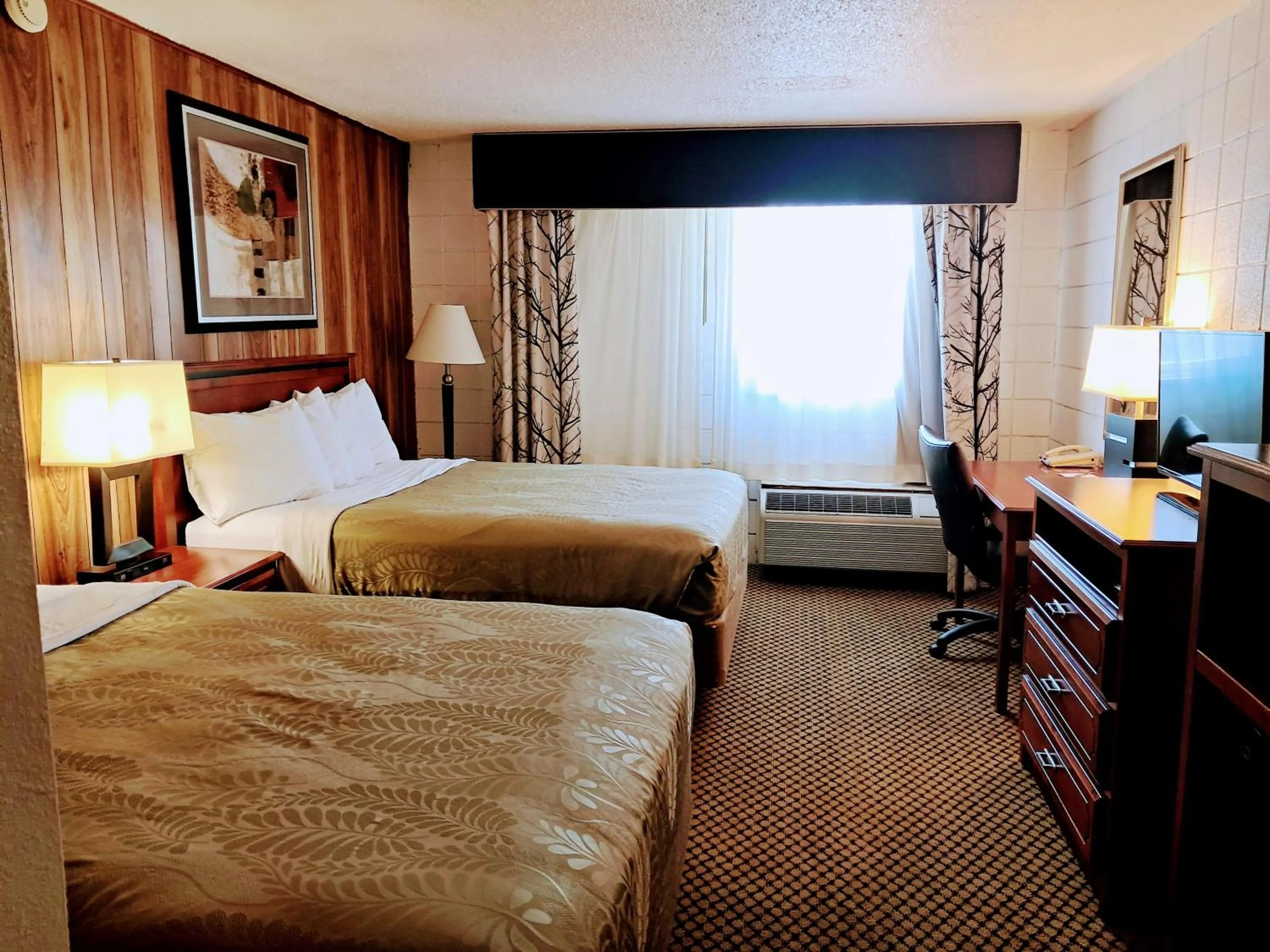 Bed in National 9 Inn Showboat