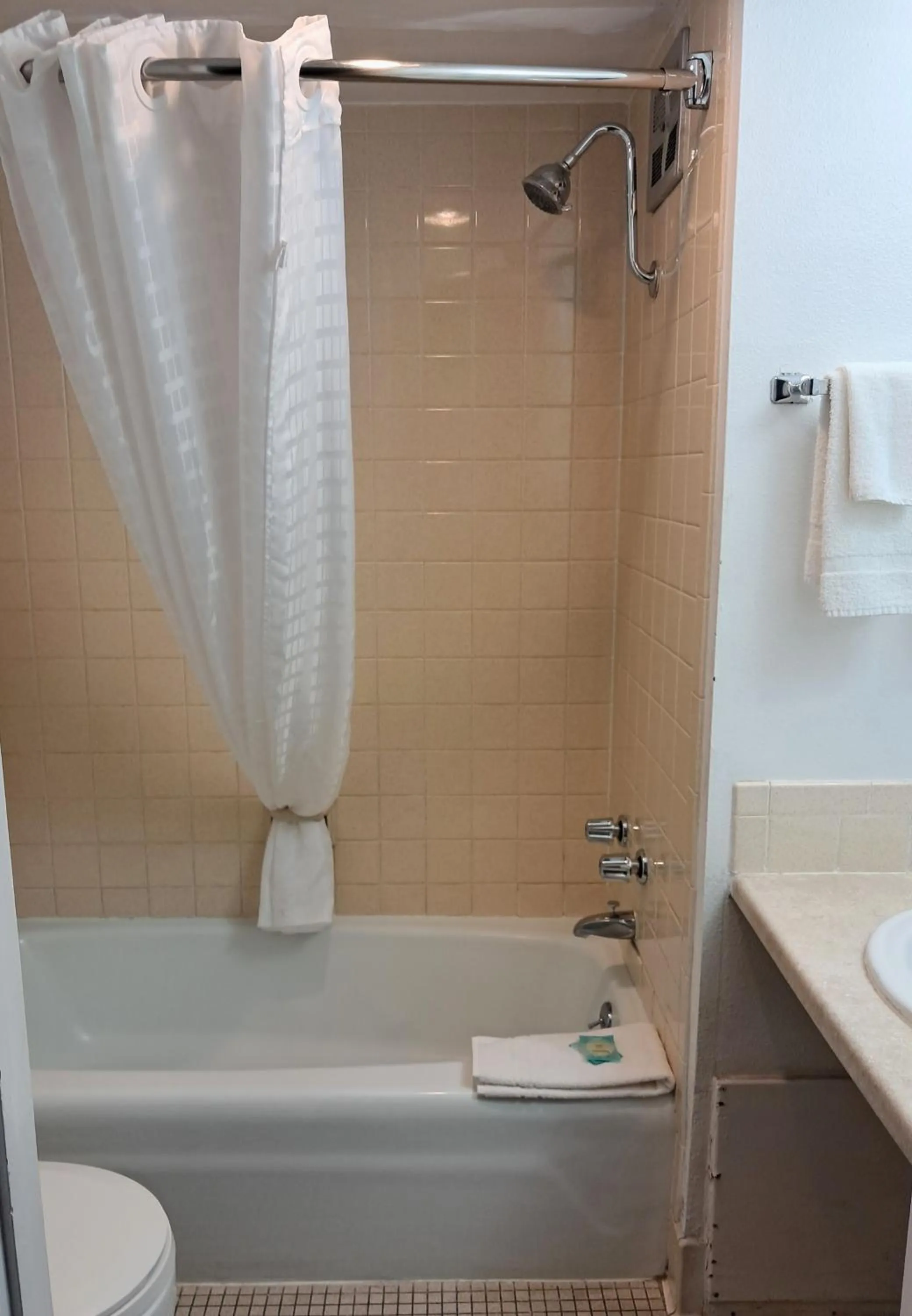 Bathroom in National 9 Inn Showboat