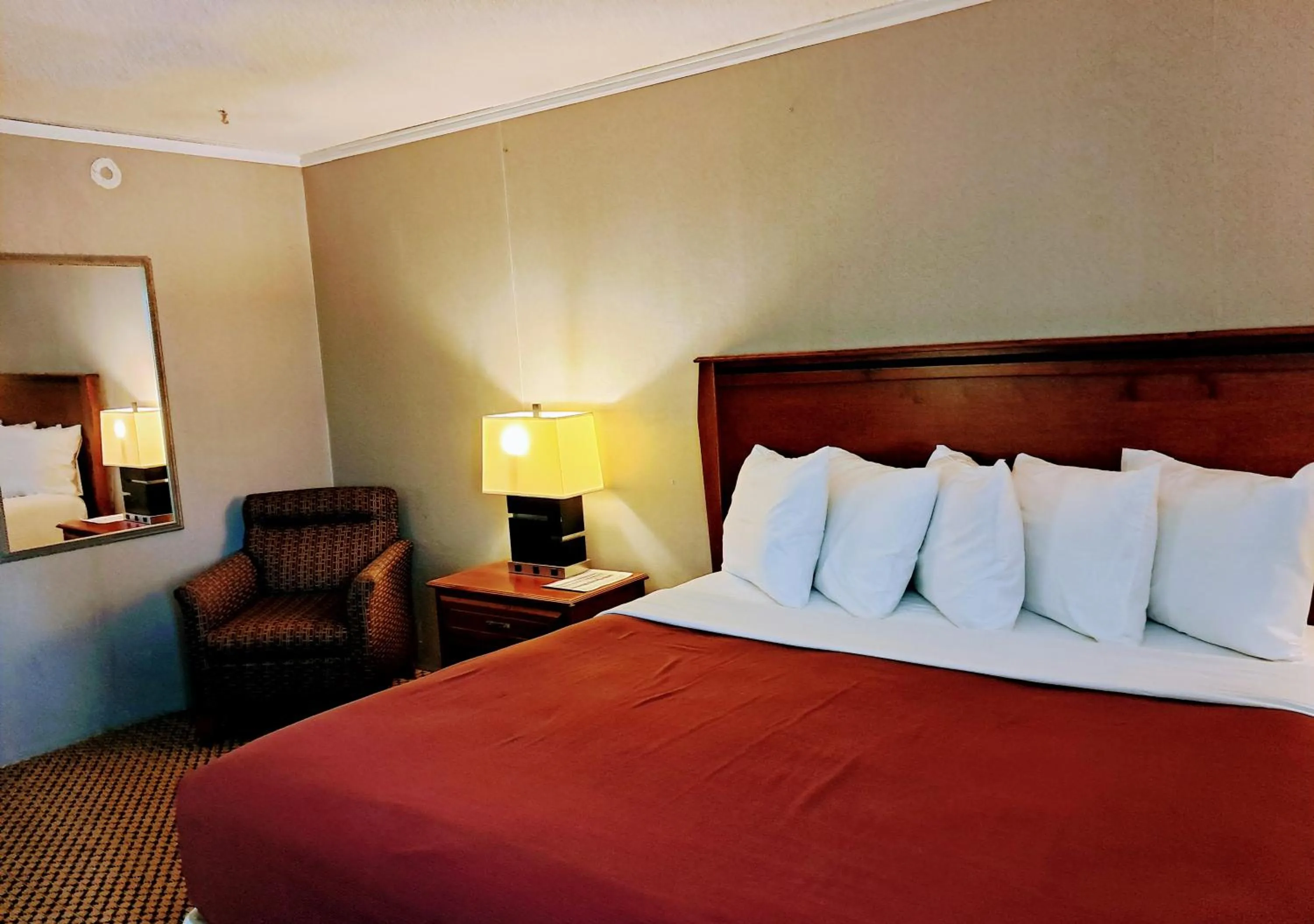 Photo of the whole room, Bed in National 9 Inn Showboat