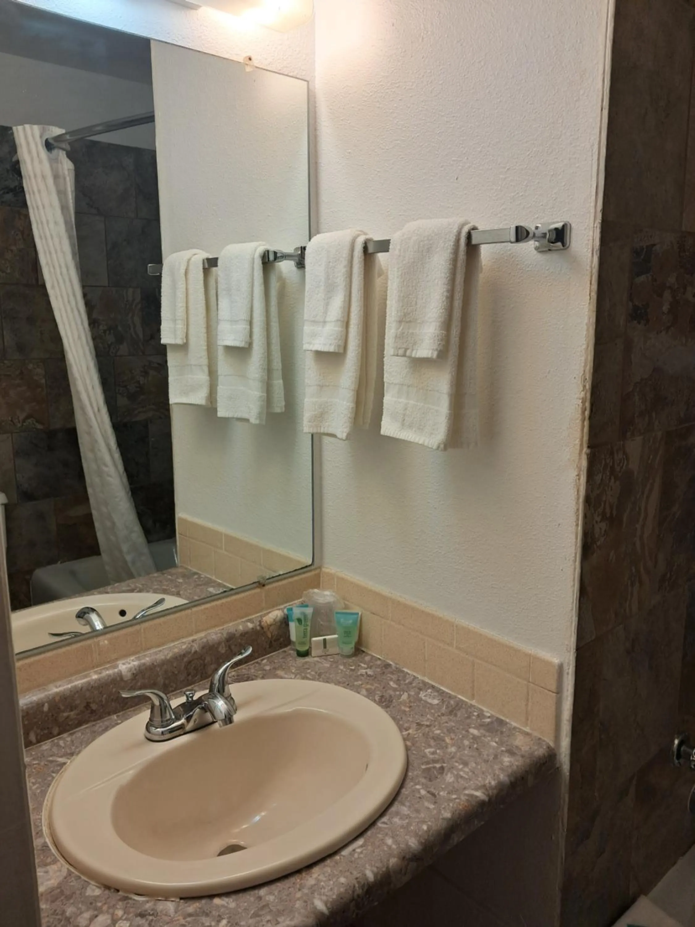 Bathroom in National 9 Inn Showboat