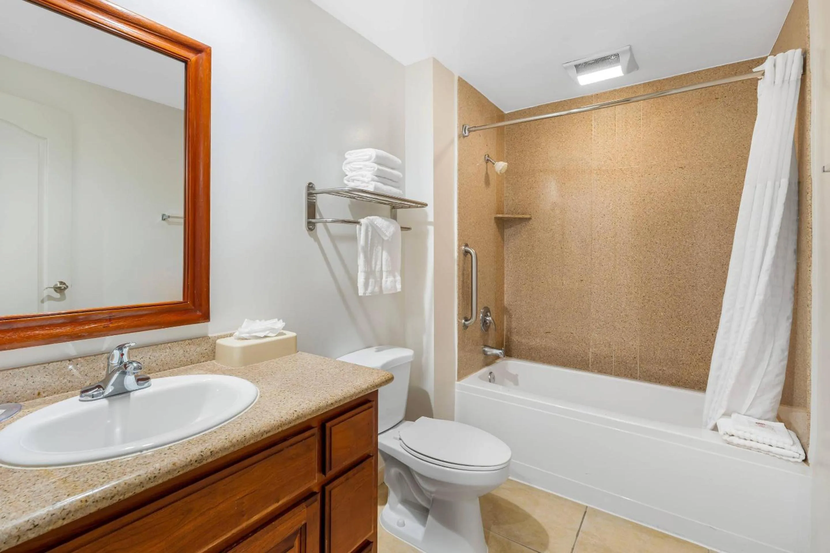 Bedroom in Comfort Inn Cockatoo Near LAX Airport