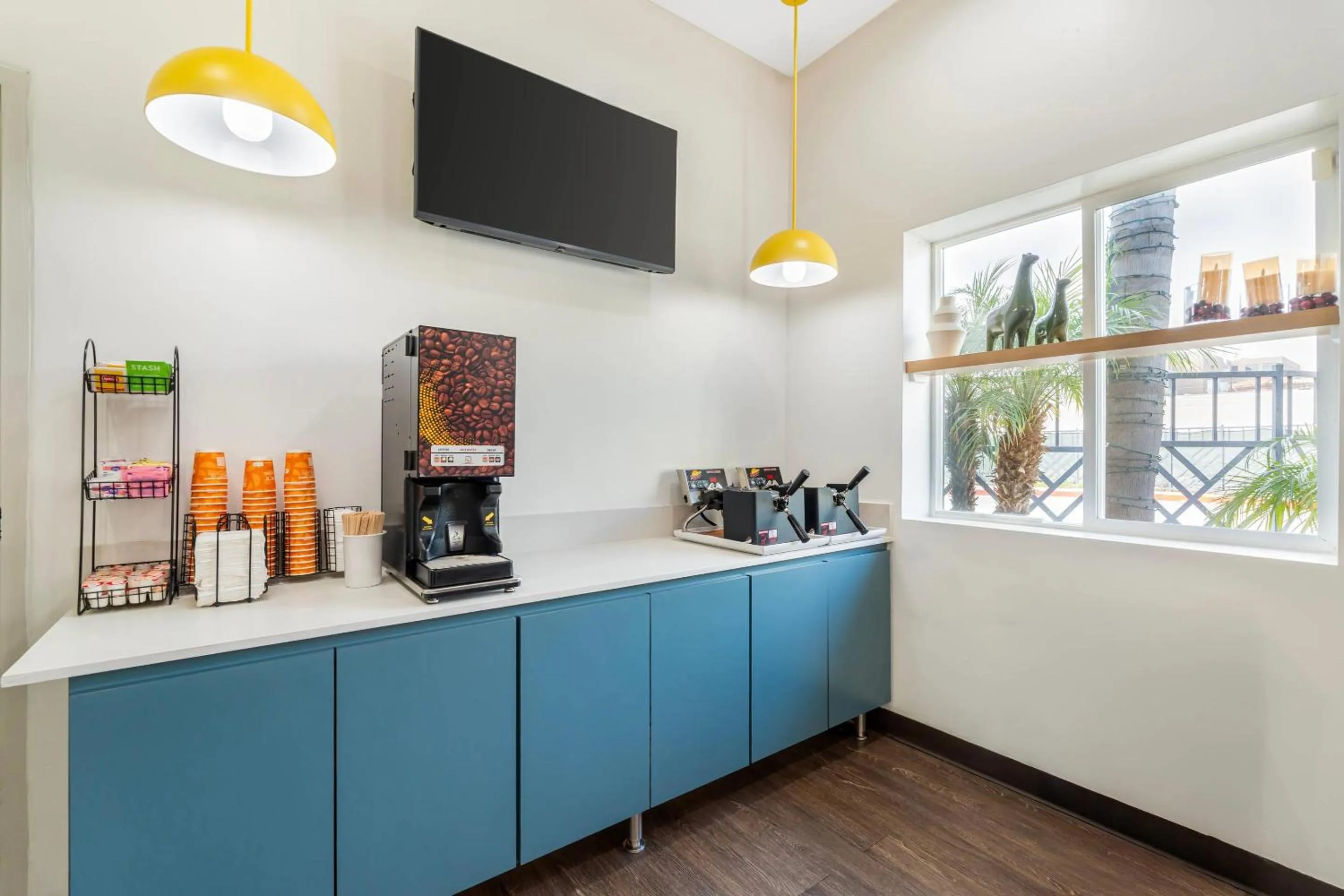 Breakfast in Comfort Inn Cockatoo Near LAX Airport