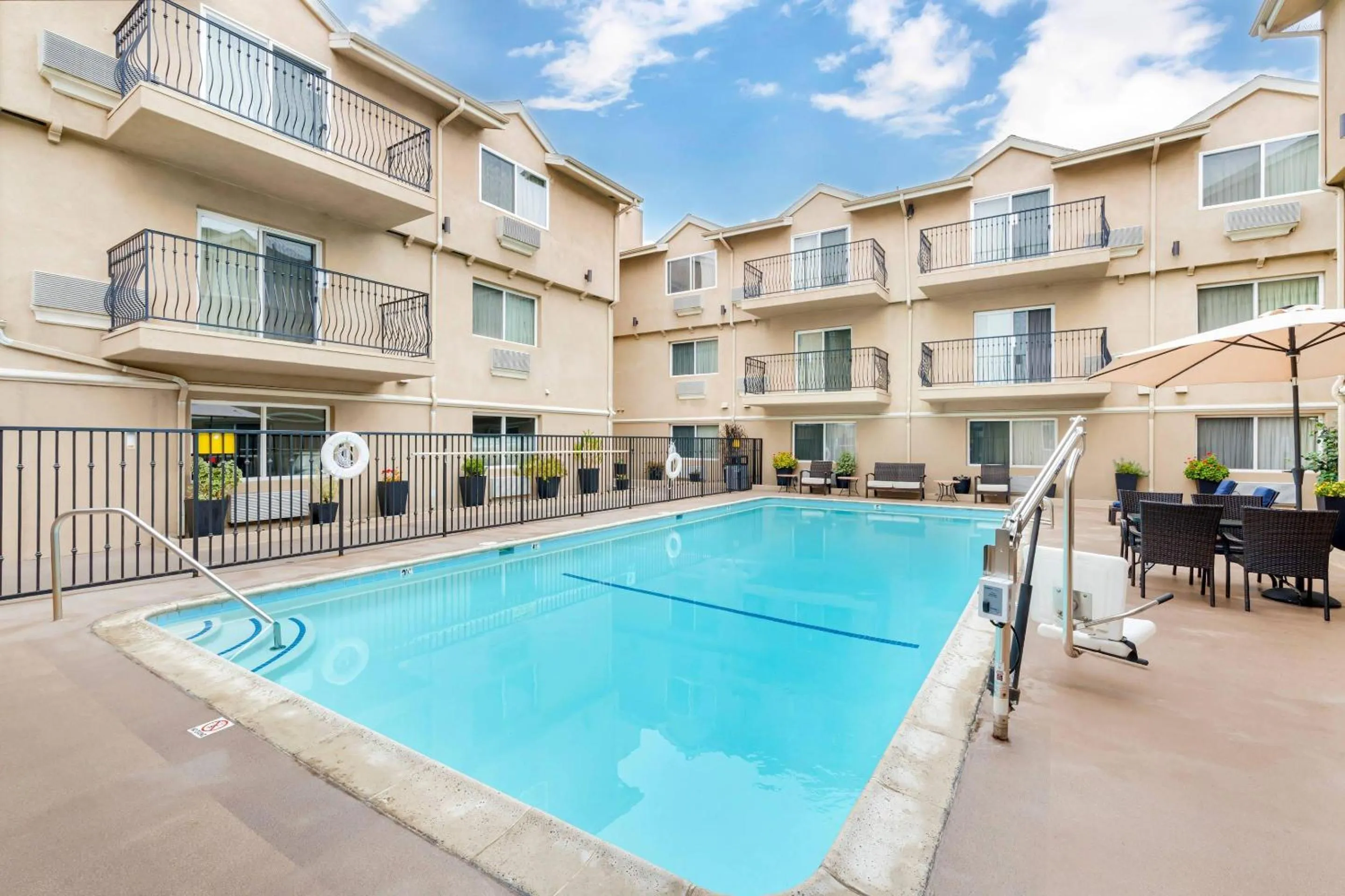 Swimming pool in Comfort Inn Cockatoo Near LAX Airport