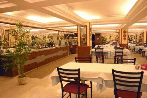 Restaurant/places to eat in Hotel Monopol