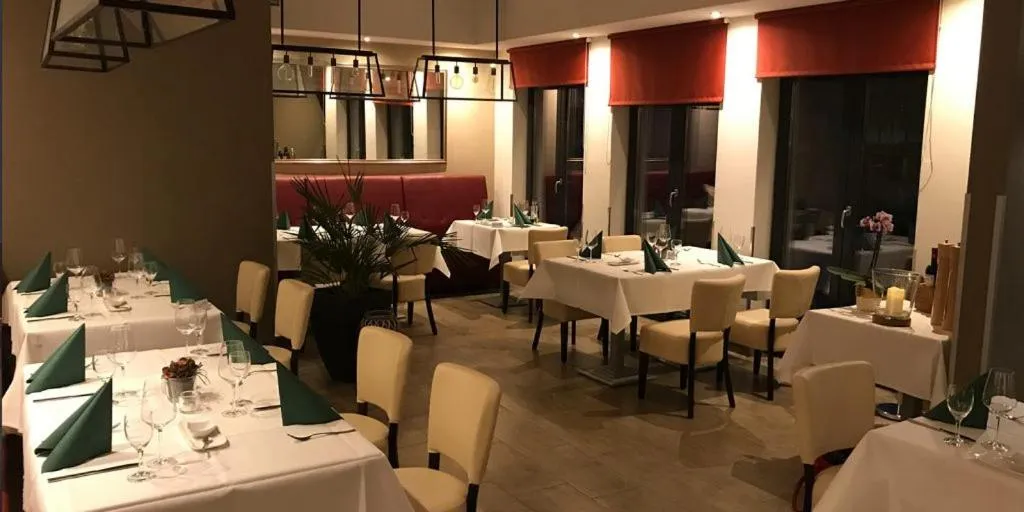 Restaurant/places to eat in Hotel Allegro