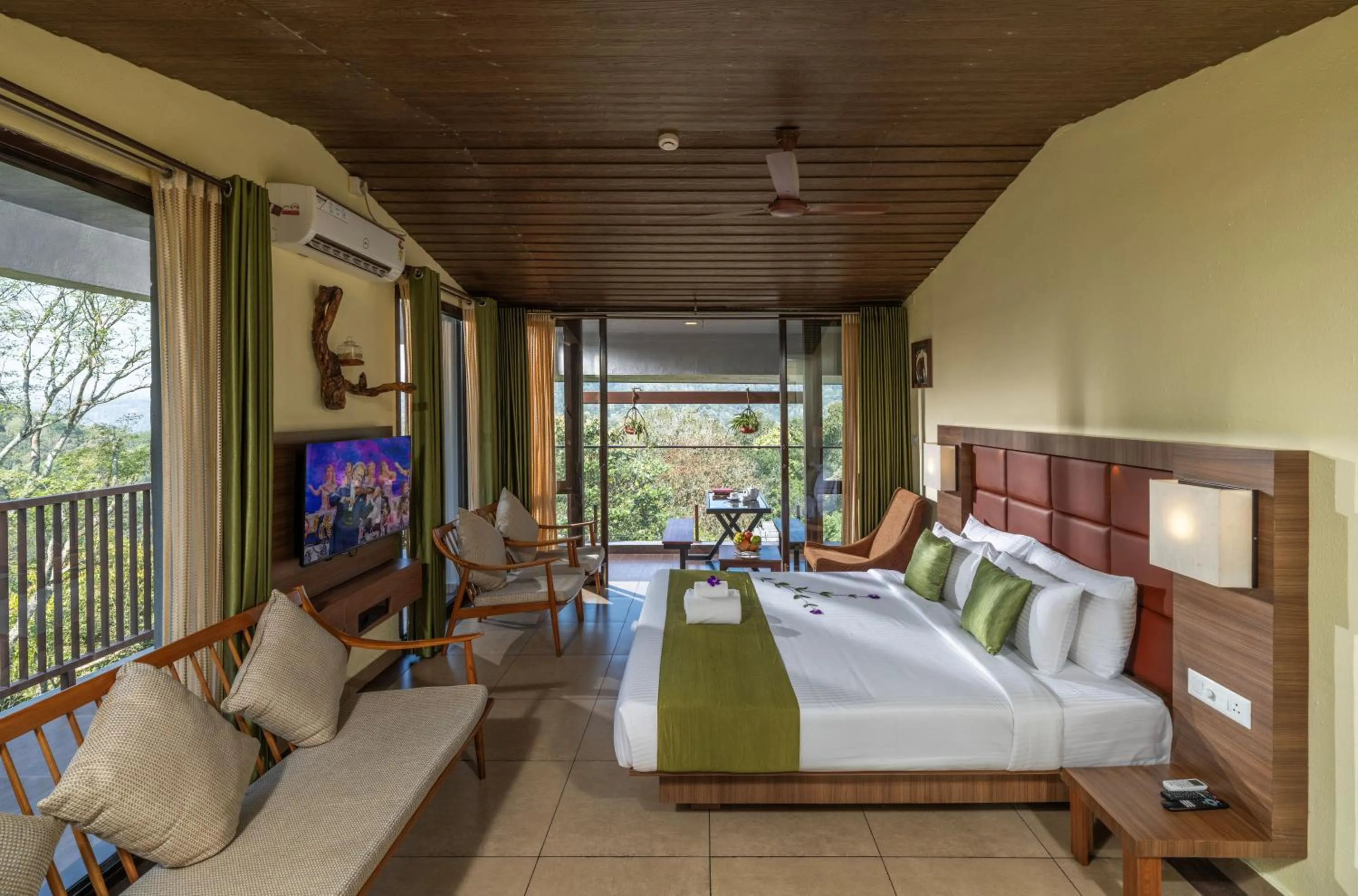 Bed in The Mountain Courtyard Thekkady