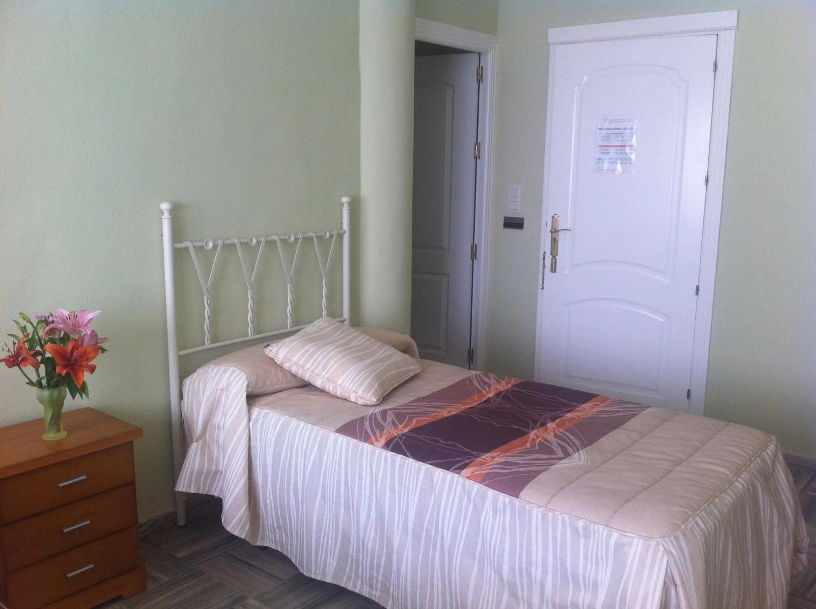 Photo of the whole room, Bed in Escudo de Granada