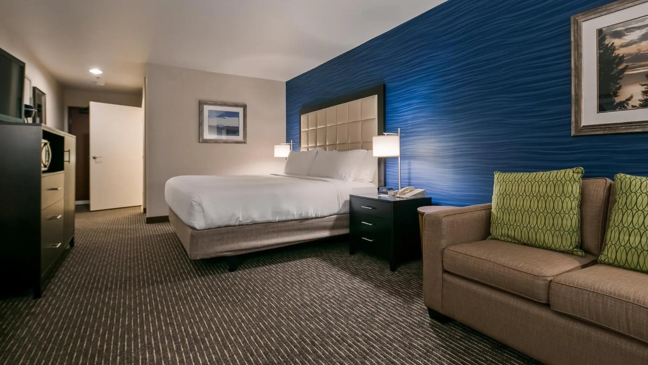 Photo of the whole room, Bed in Holiday Inn Express Bellingham by IHG