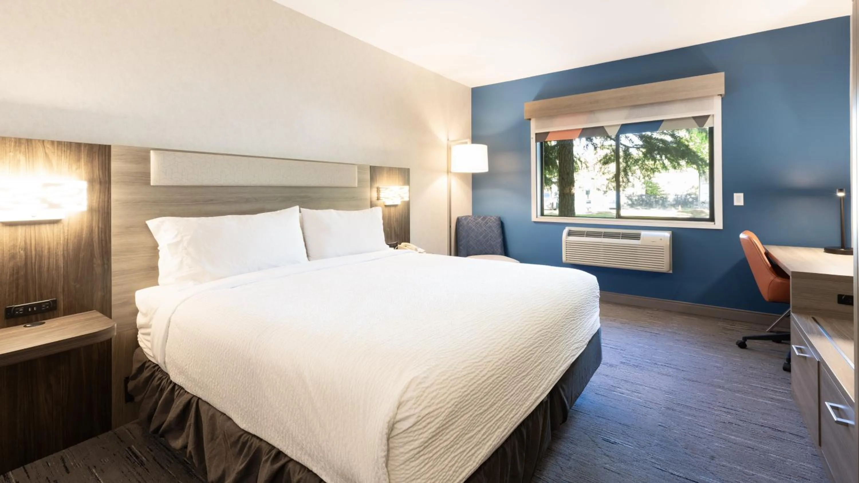 Photo of the whole room, Bed in Holiday Inn Express Bellingham by IHG