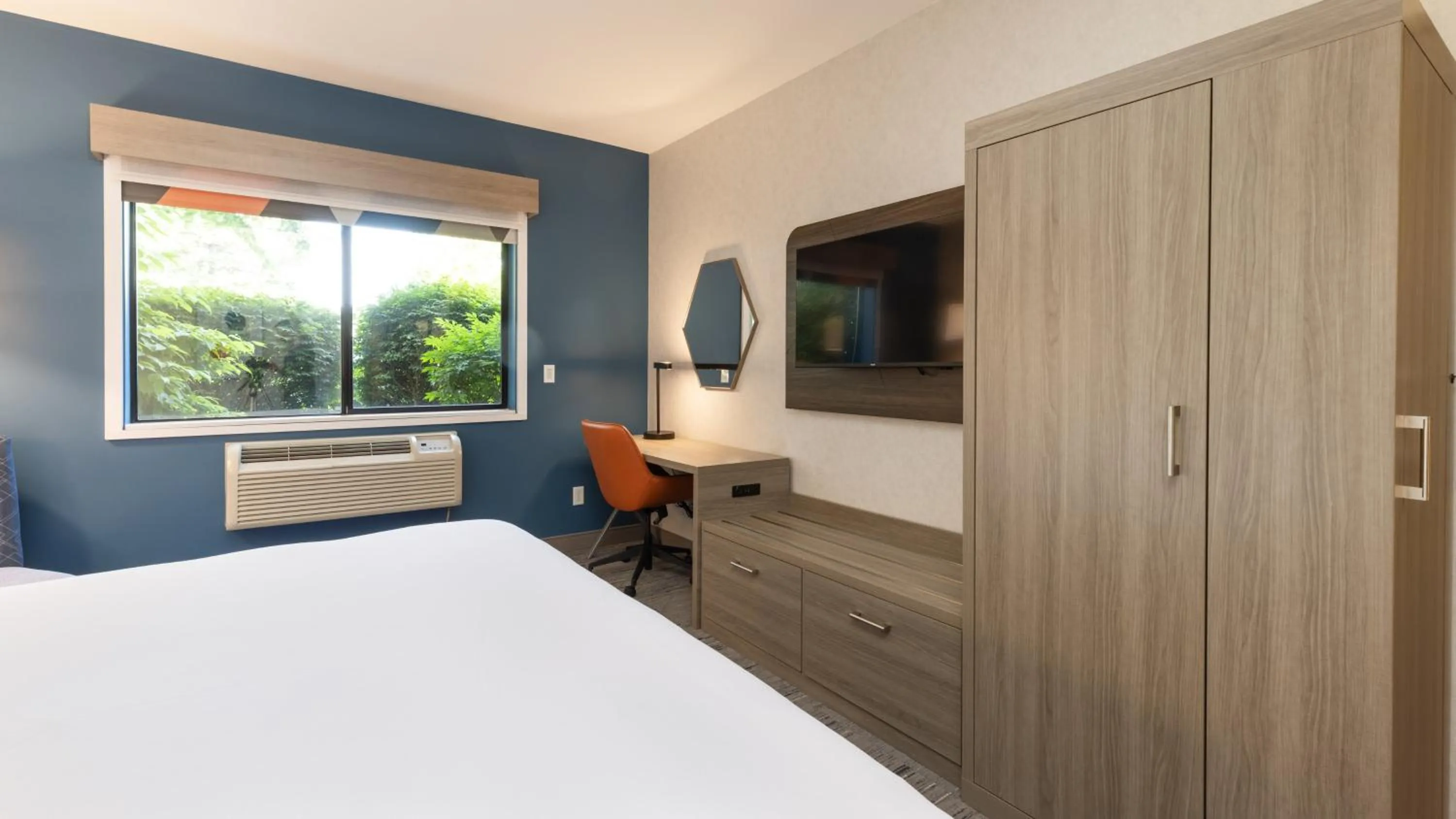 Photo of the whole room, Bed in Holiday Inn Express Bellingham by IHG