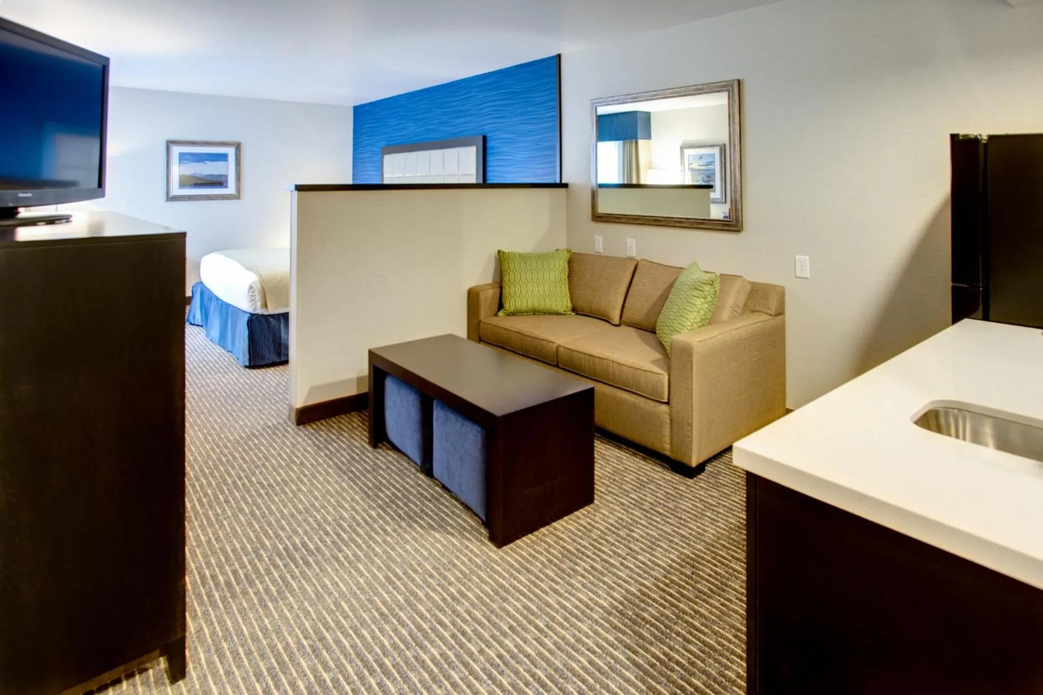 Photo of the whole room, Bed in Holiday Inn Express Bellingham by IHG