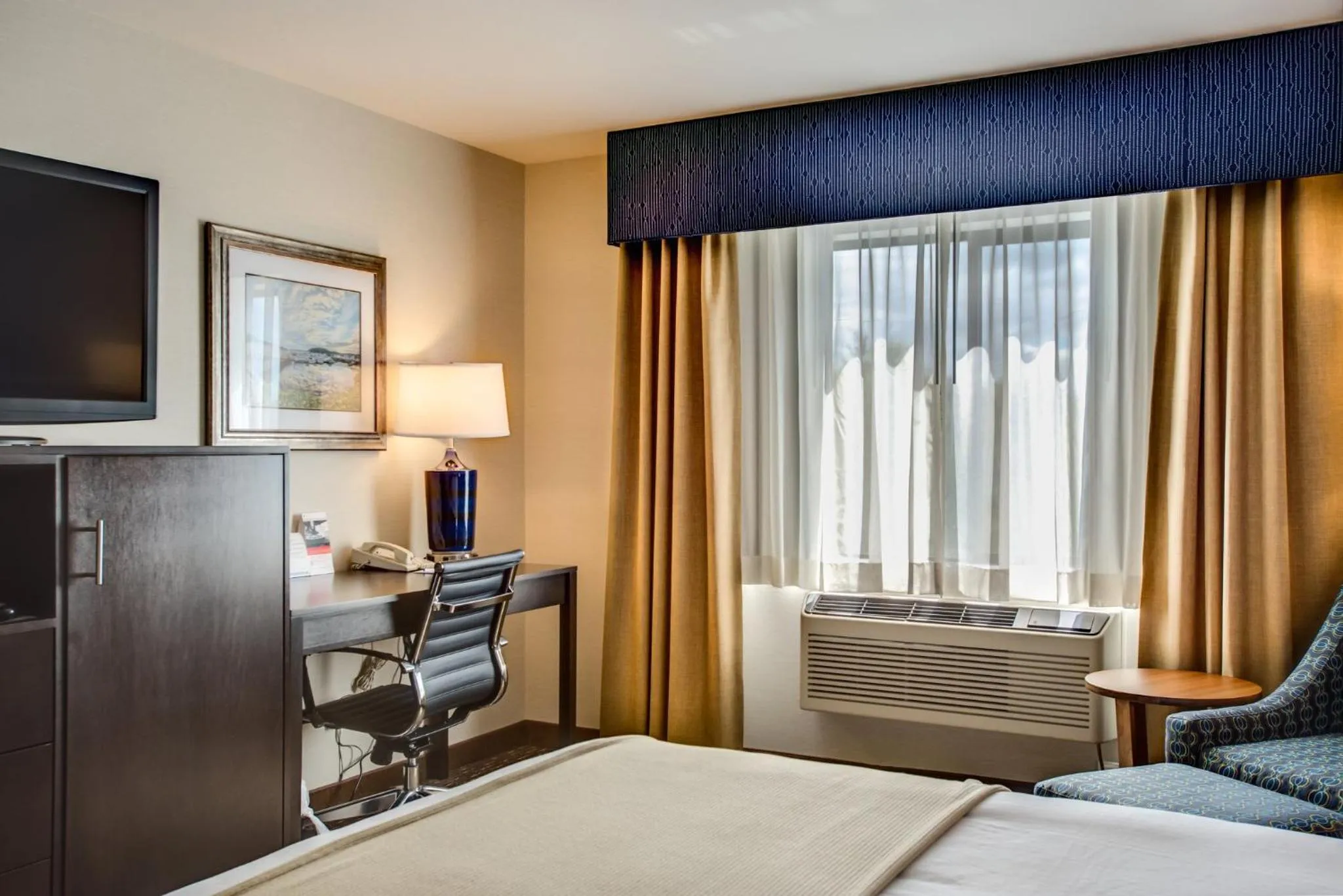 Photo of the whole room, Bed in Holiday Inn Express Bellingham by IHG