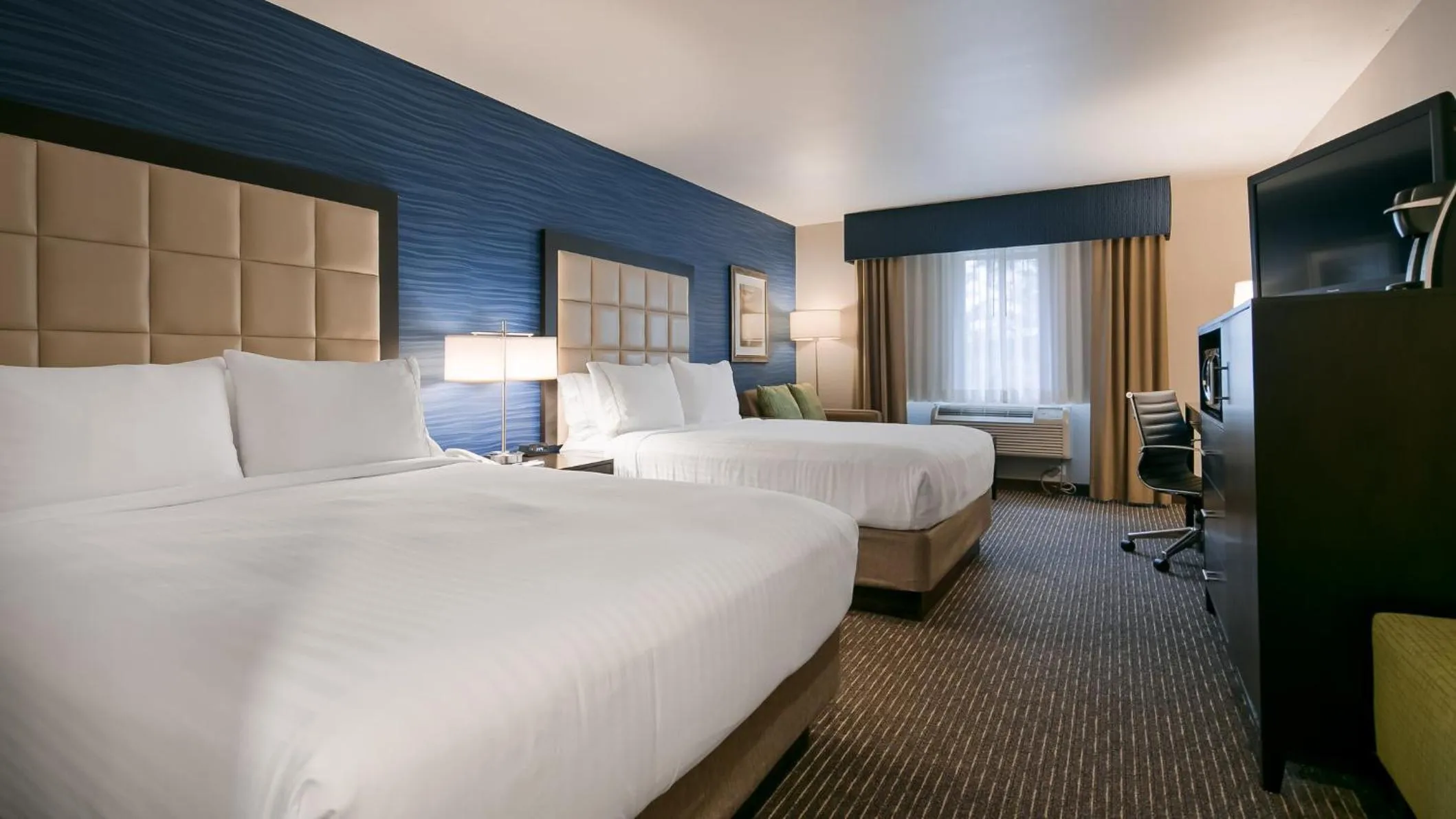 Photo of the whole room, Bed in Holiday Inn Express Bellingham by IHG