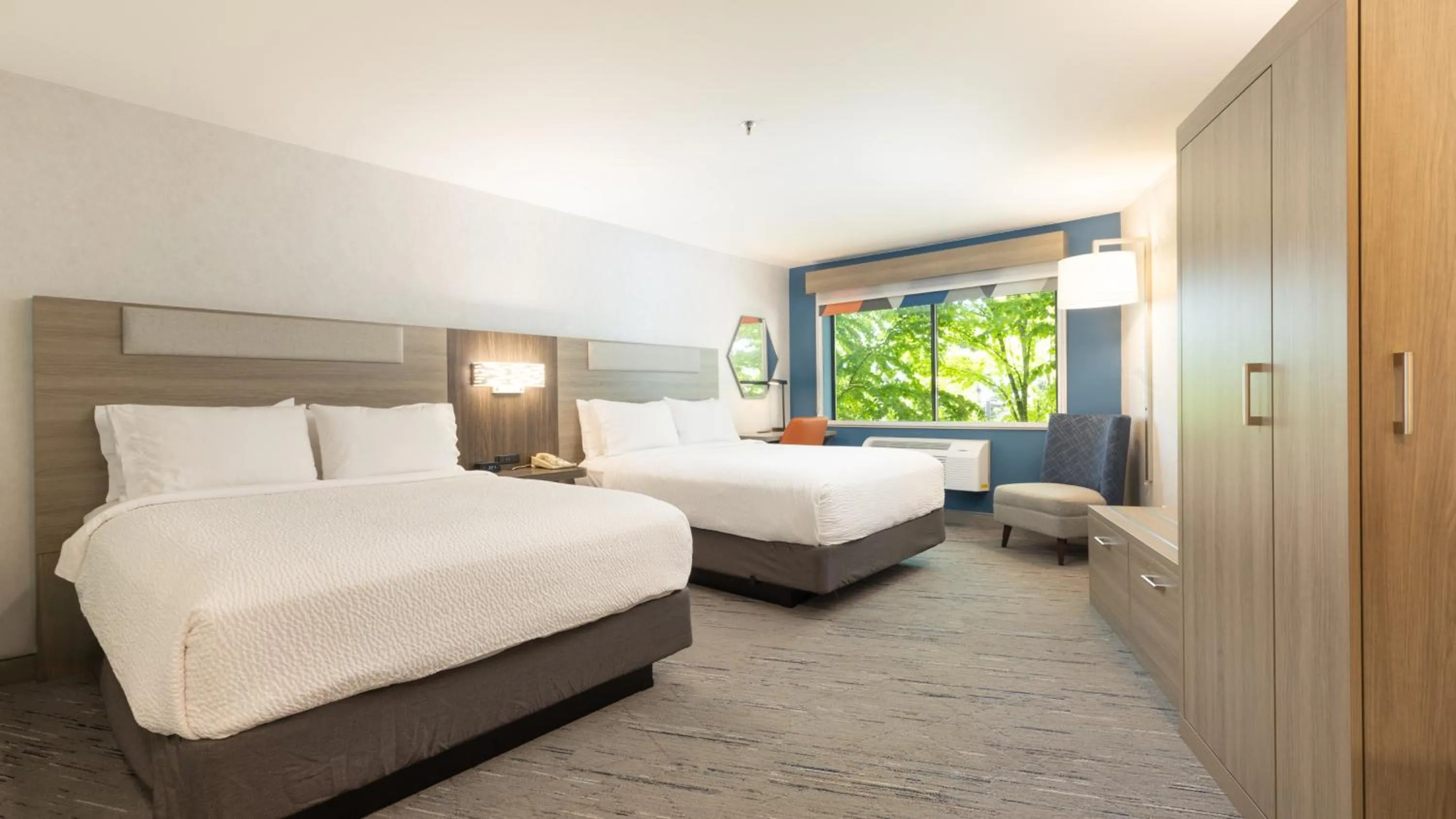 Photo of the whole room, Bed in Holiday Inn Express Bellingham by IHG