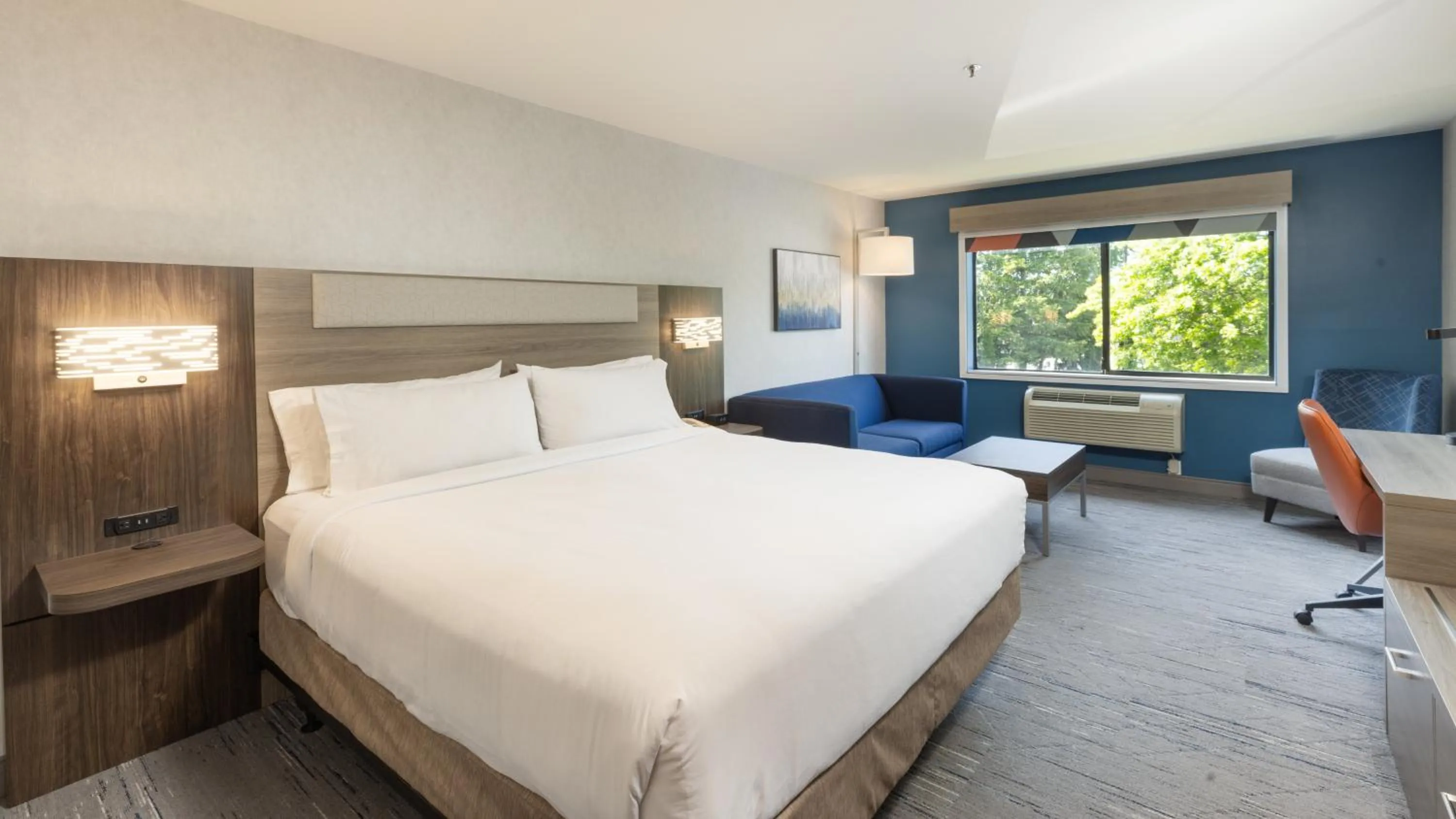 Photo of the whole room, Bed in Holiday Inn Express Bellingham by IHG