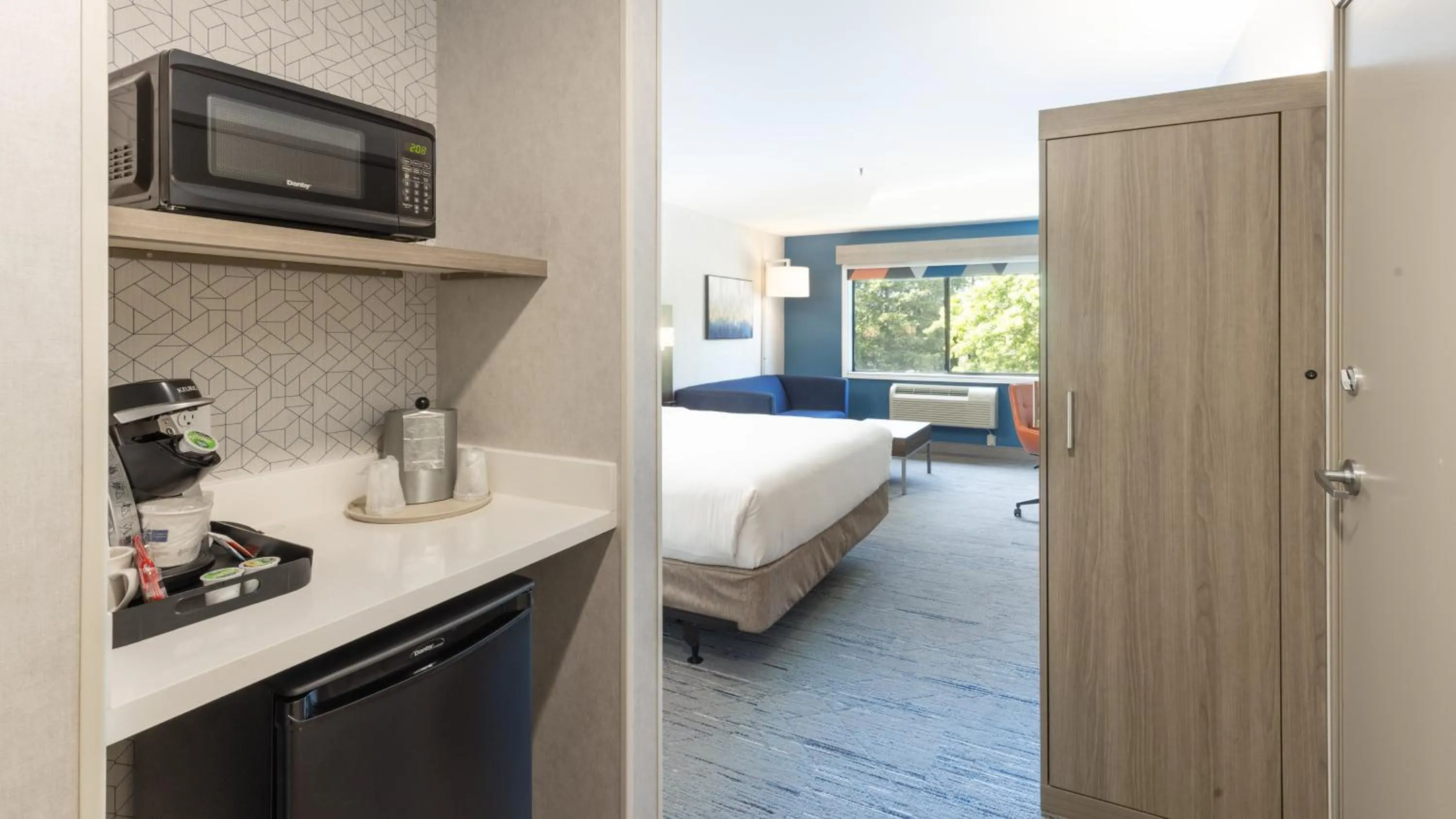 Photo of the whole room, Bed in Holiday Inn Express Bellingham by IHG