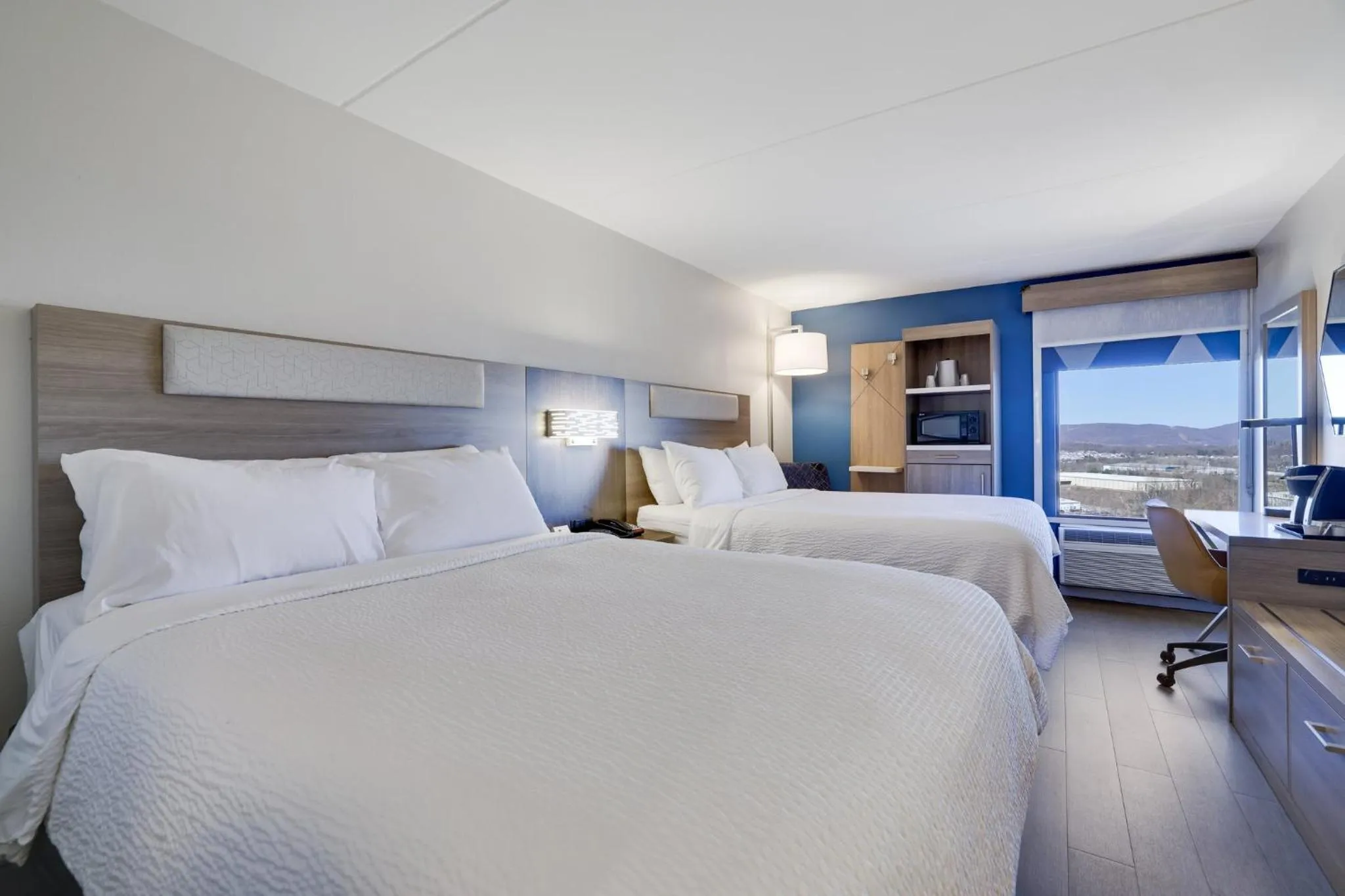 Photo of the whole room, Bed in Holiday Inn Express Wilkes Barre East by IHG