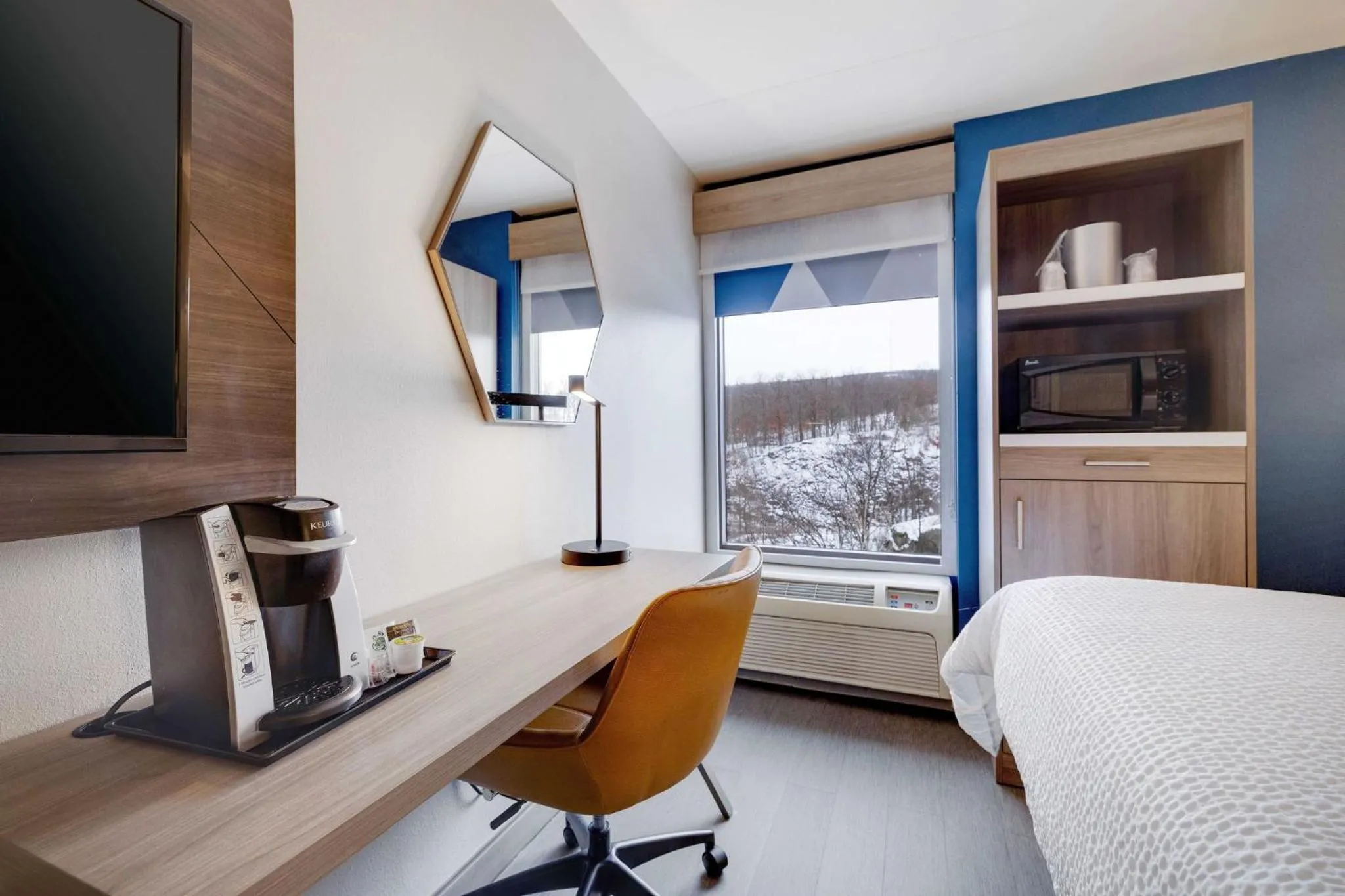 Photo of the whole room, Bed in Holiday Inn Express Wilkes Barre East by IHG