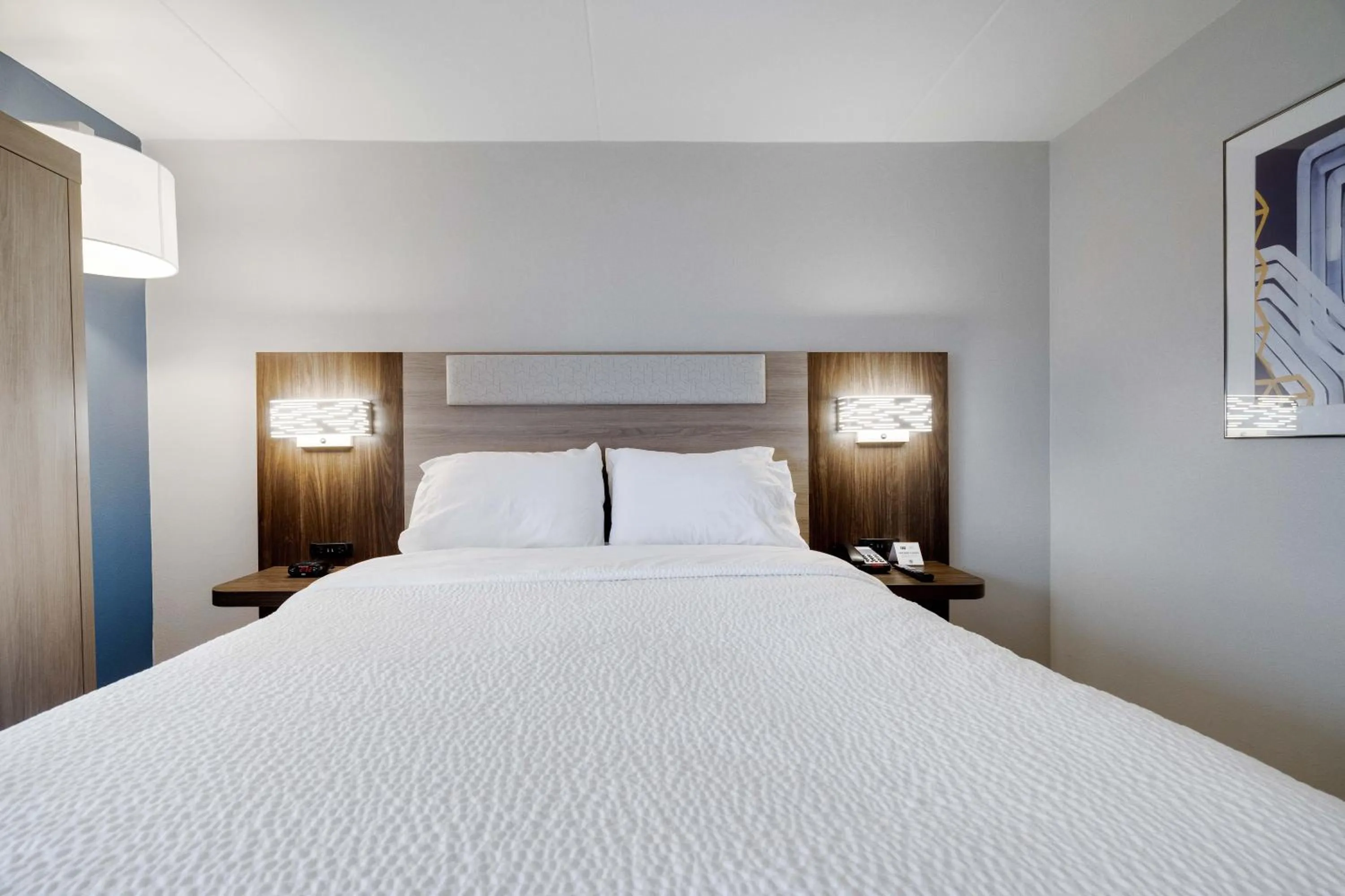 Bed in Holiday Inn Express Wilkes Barre East by IHG