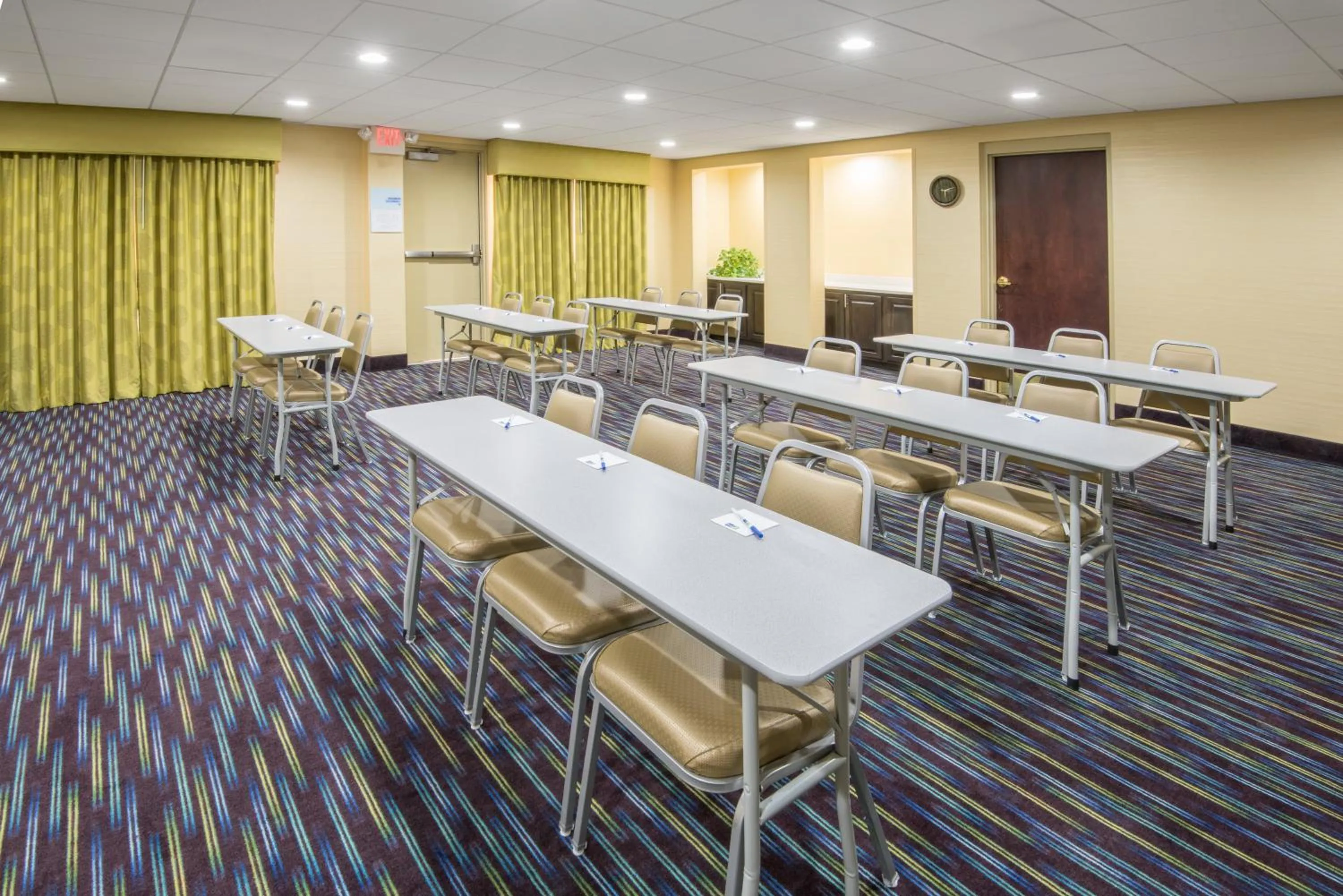 Meeting/conference room in Holiday Inn Express Hotel & Suites Ashland by IHG