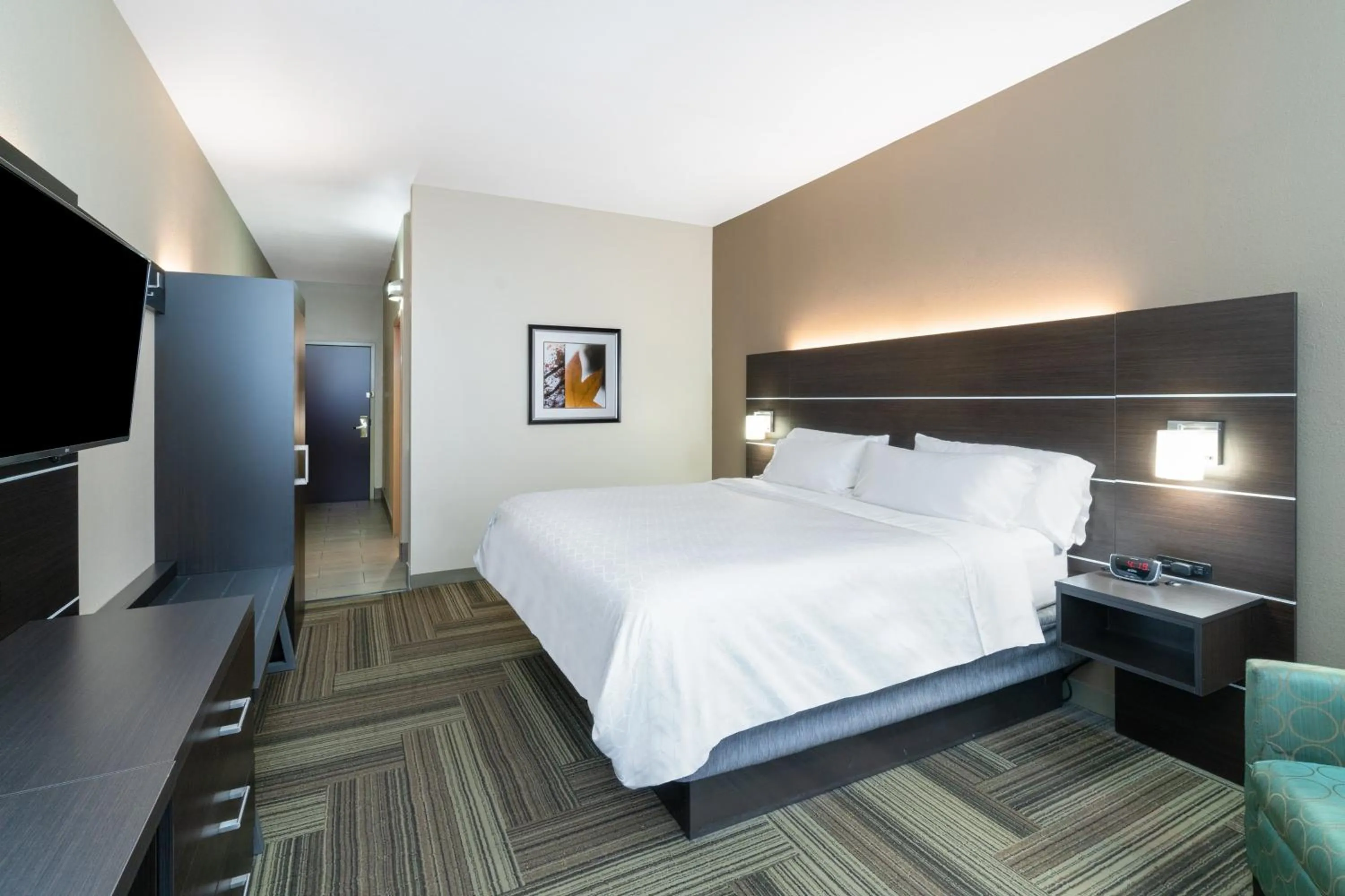 Photo of the whole room, Bed in Holiday Inn Express Hotel & Suites Ashland by IHG