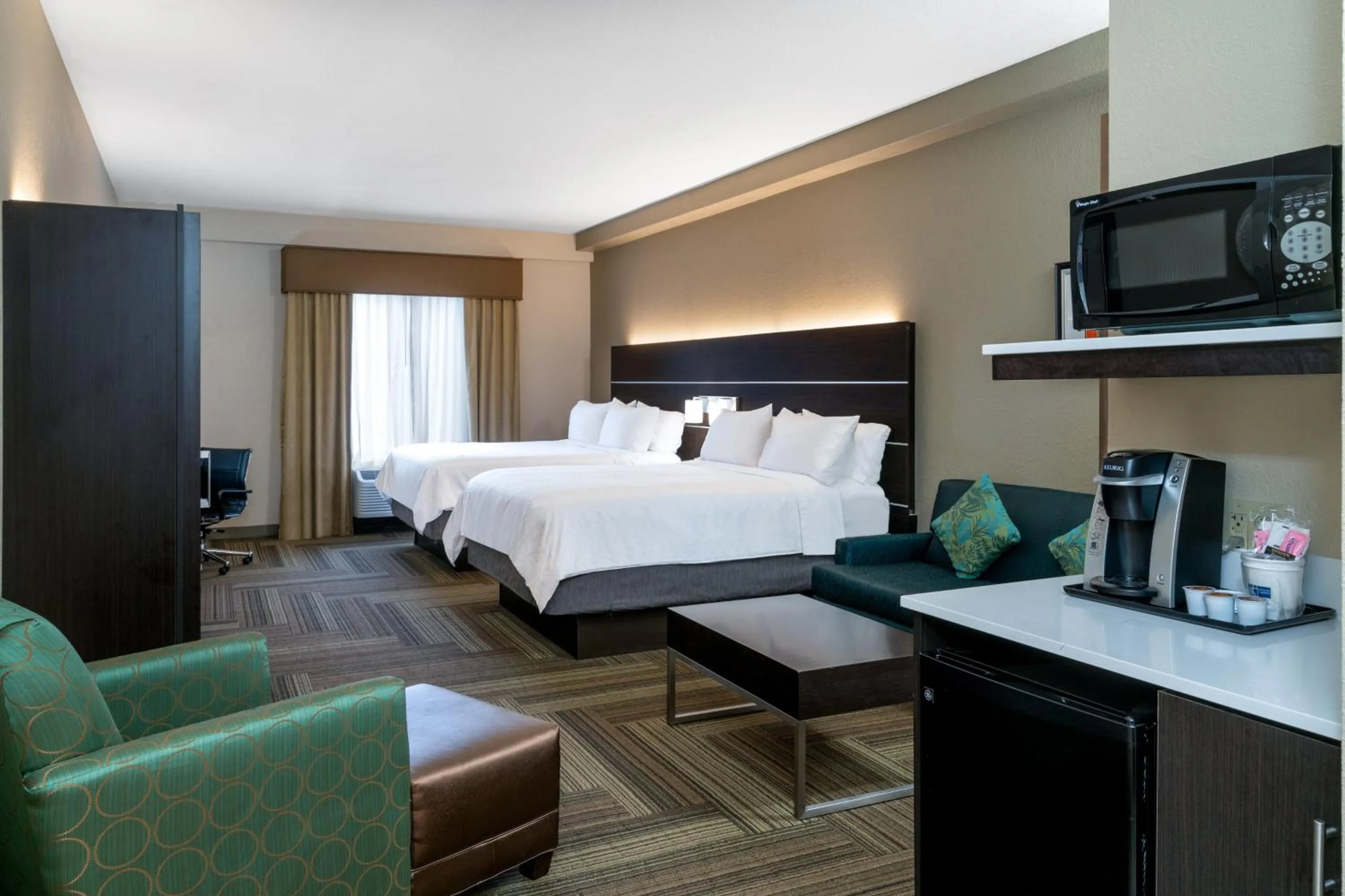 Photo of the whole room, Bed in Holiday Inn Express Hotel & Suites Ashland by IHG