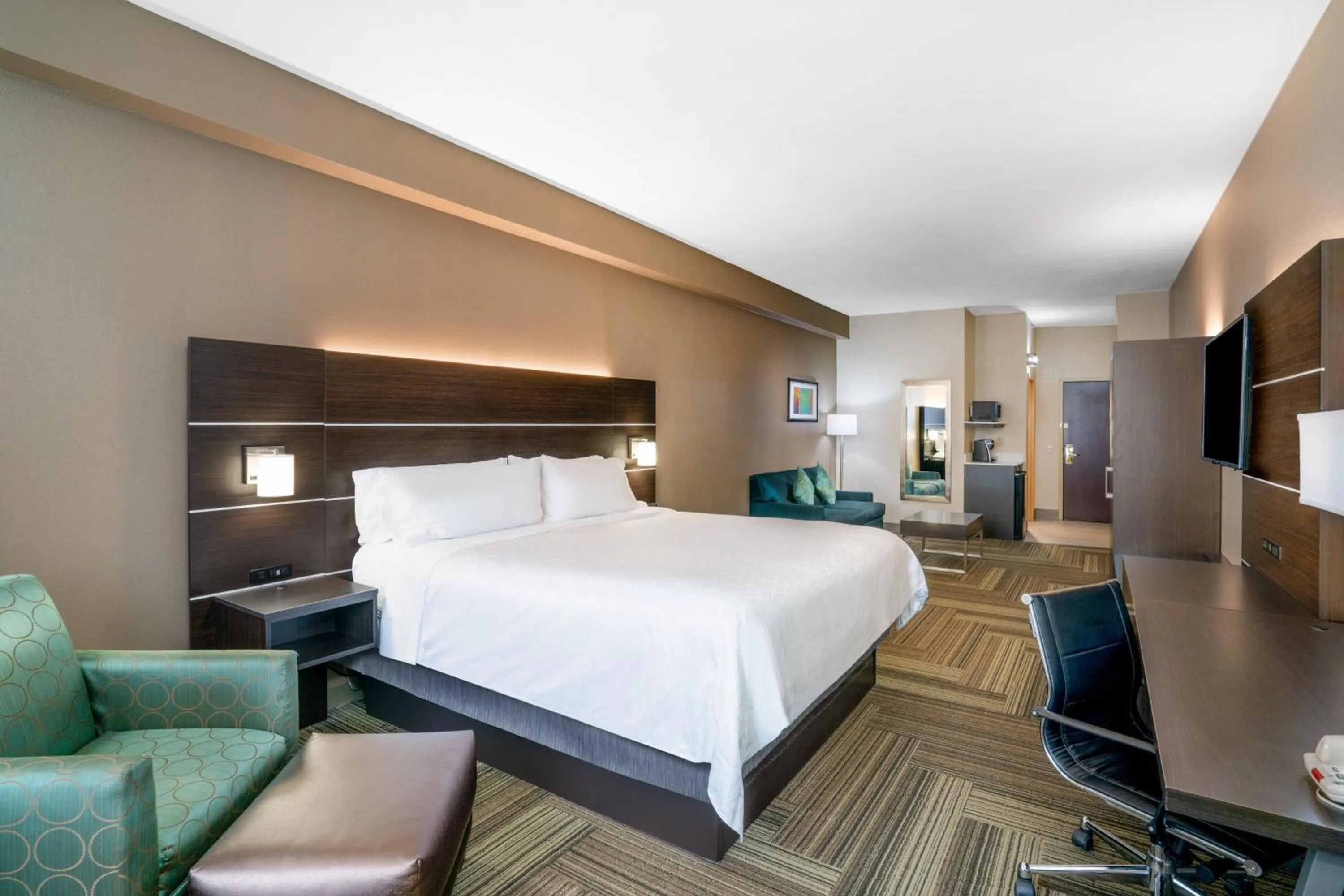 Photo of the whole room, Bed in Holiday Inn Express Hotel & Suites Ashland by IHG