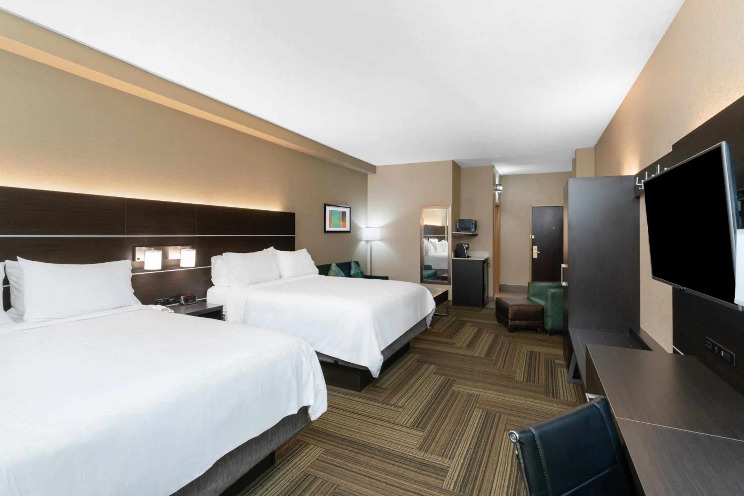 Photo of the whole room, Bed in Holiday Inn Express Hotel & Suites Ashland by IHG