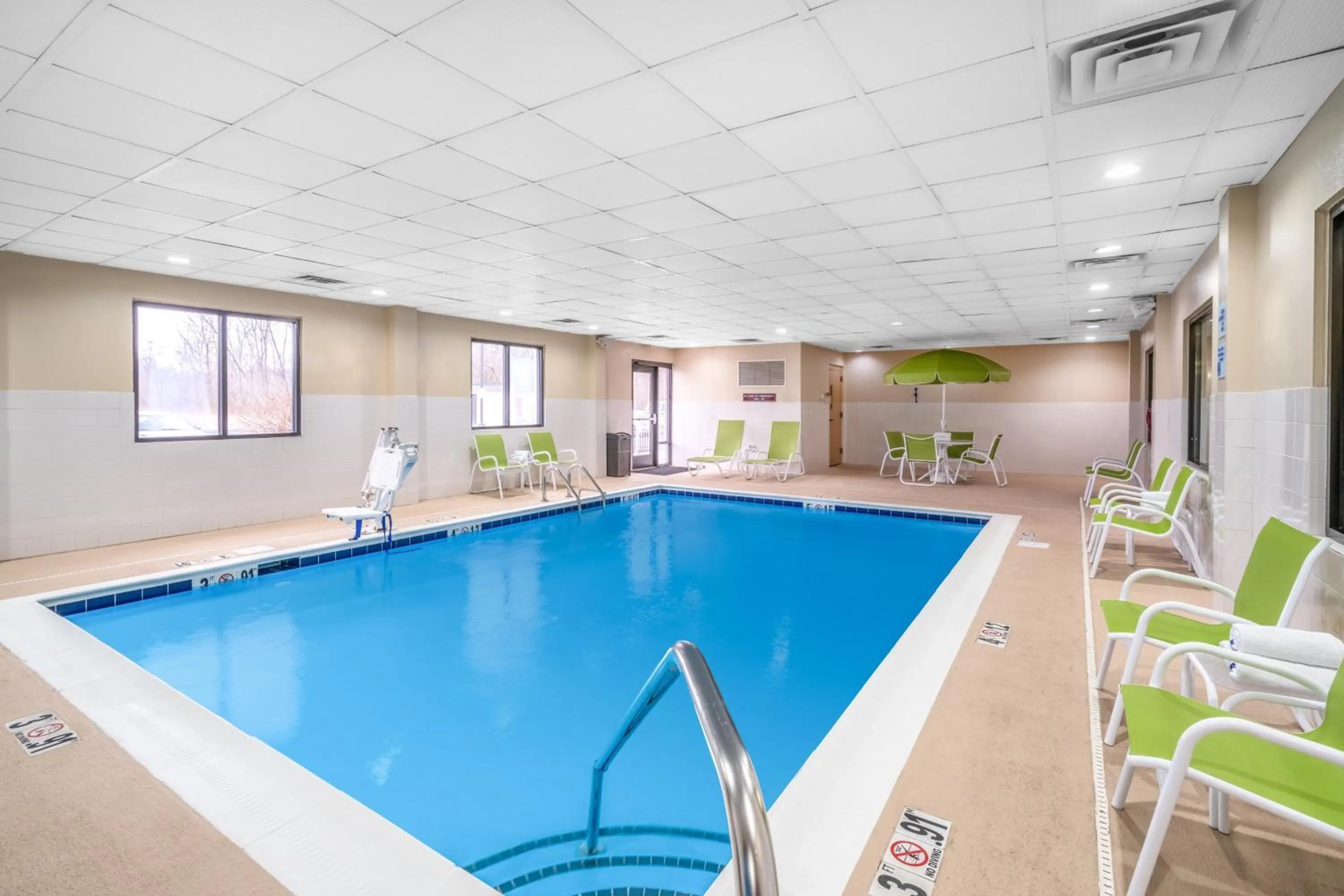 Swimming pool in Holiday Inn Express Hotel & Suites Ashland by IHG