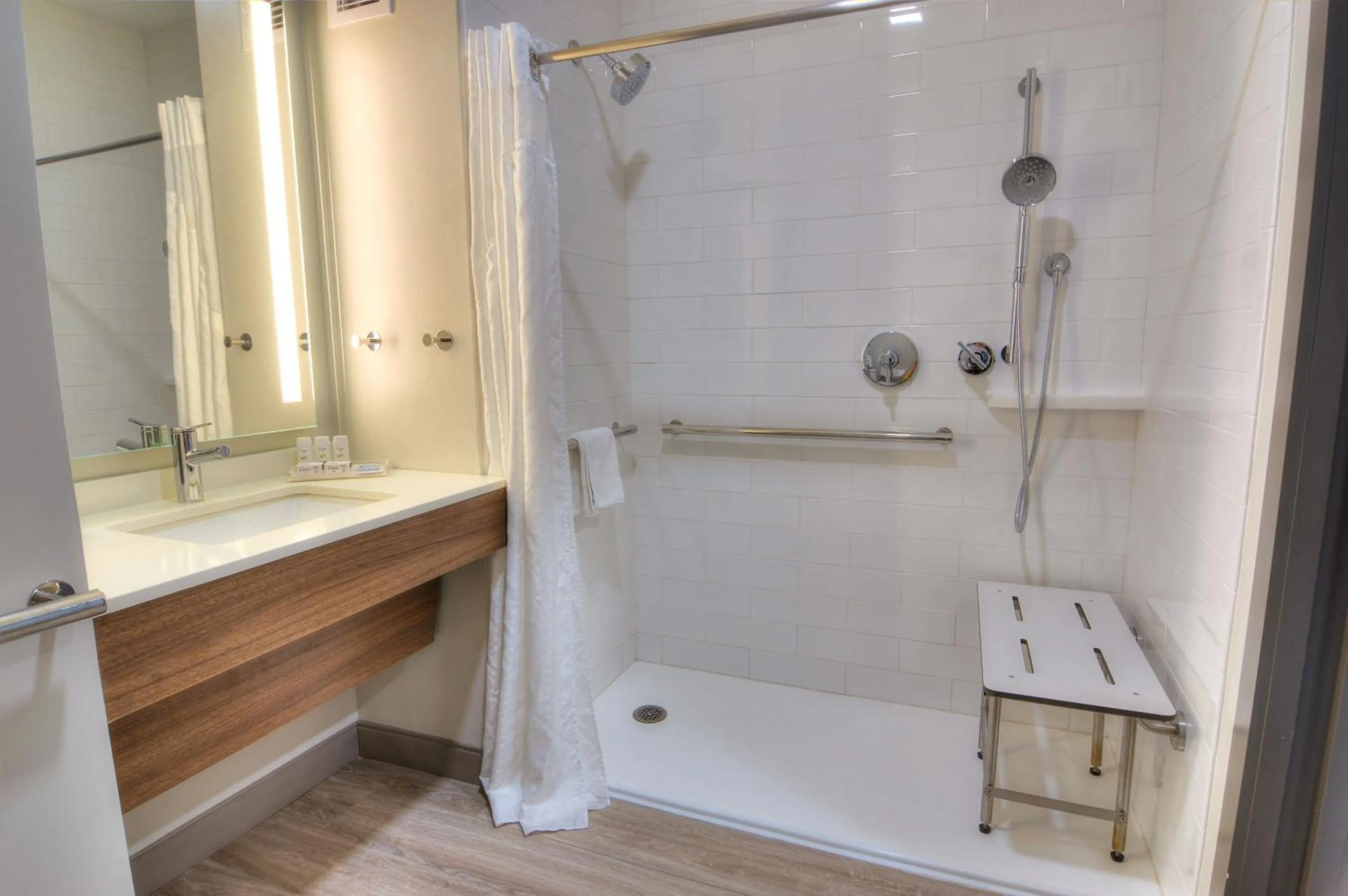 Photo of the whole room in Holiday Inn Gainesville-University Center by IHG