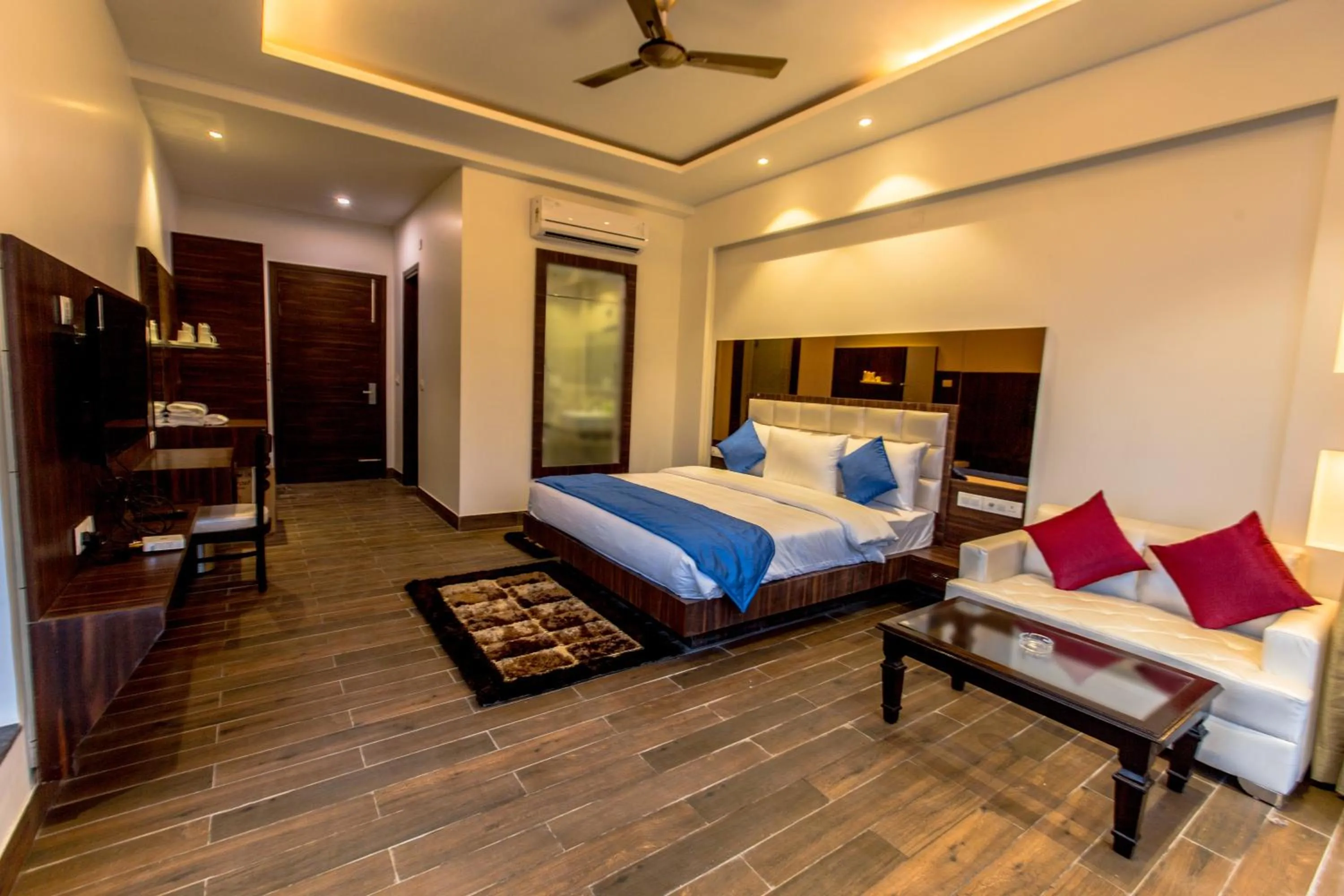 Photo of the whole room, Bed in Winsome Resort & Spa Corbett