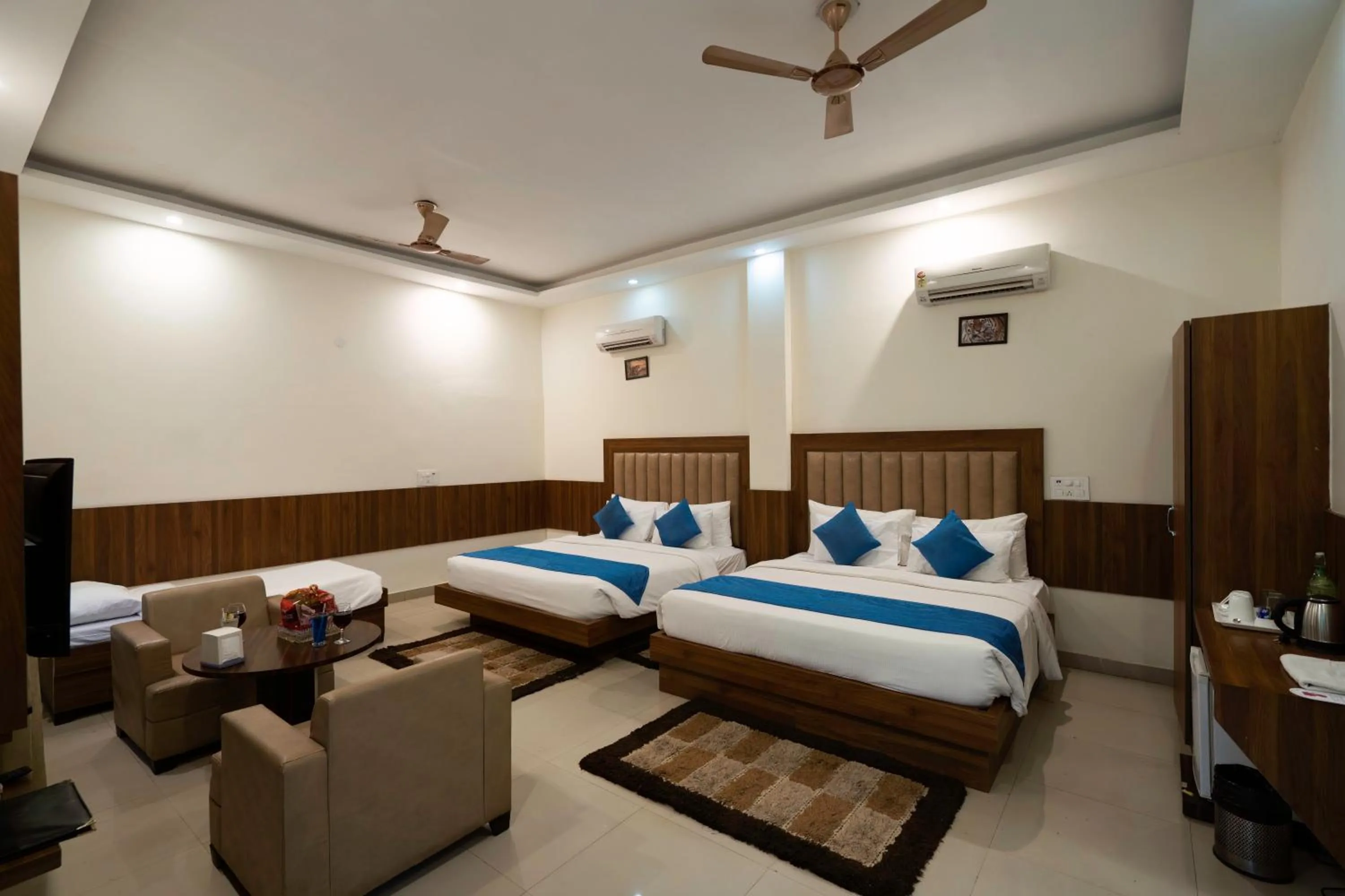 Living room, Bed in Winsome Resort & Spa Corbett