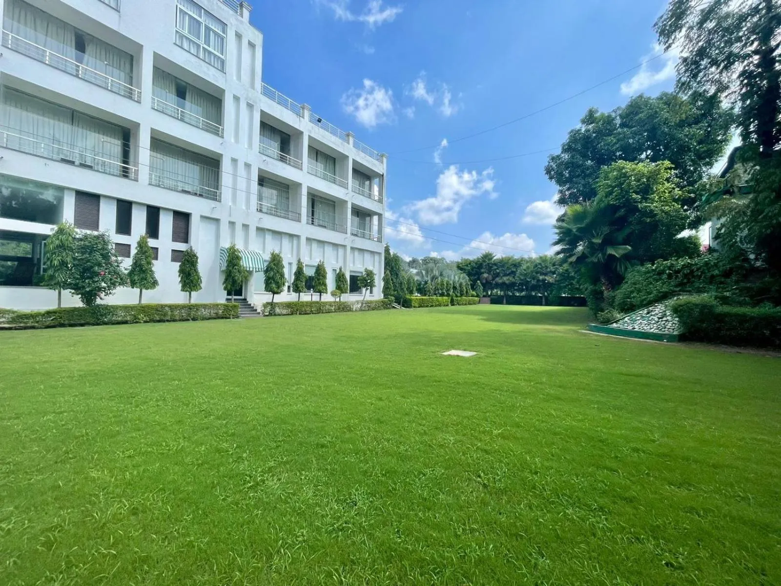 Garden view in Winsome Resort & Spa Corbett