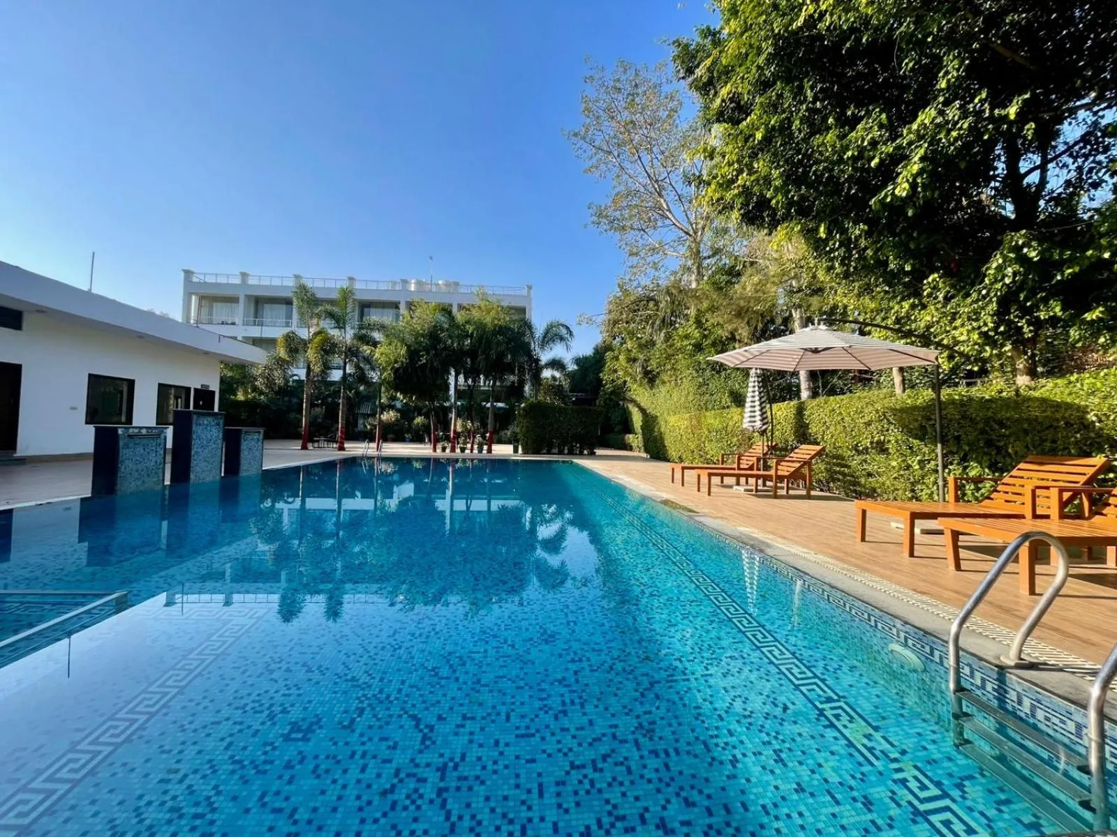 Swimming pool in Winsome Resort & Spa Corbett