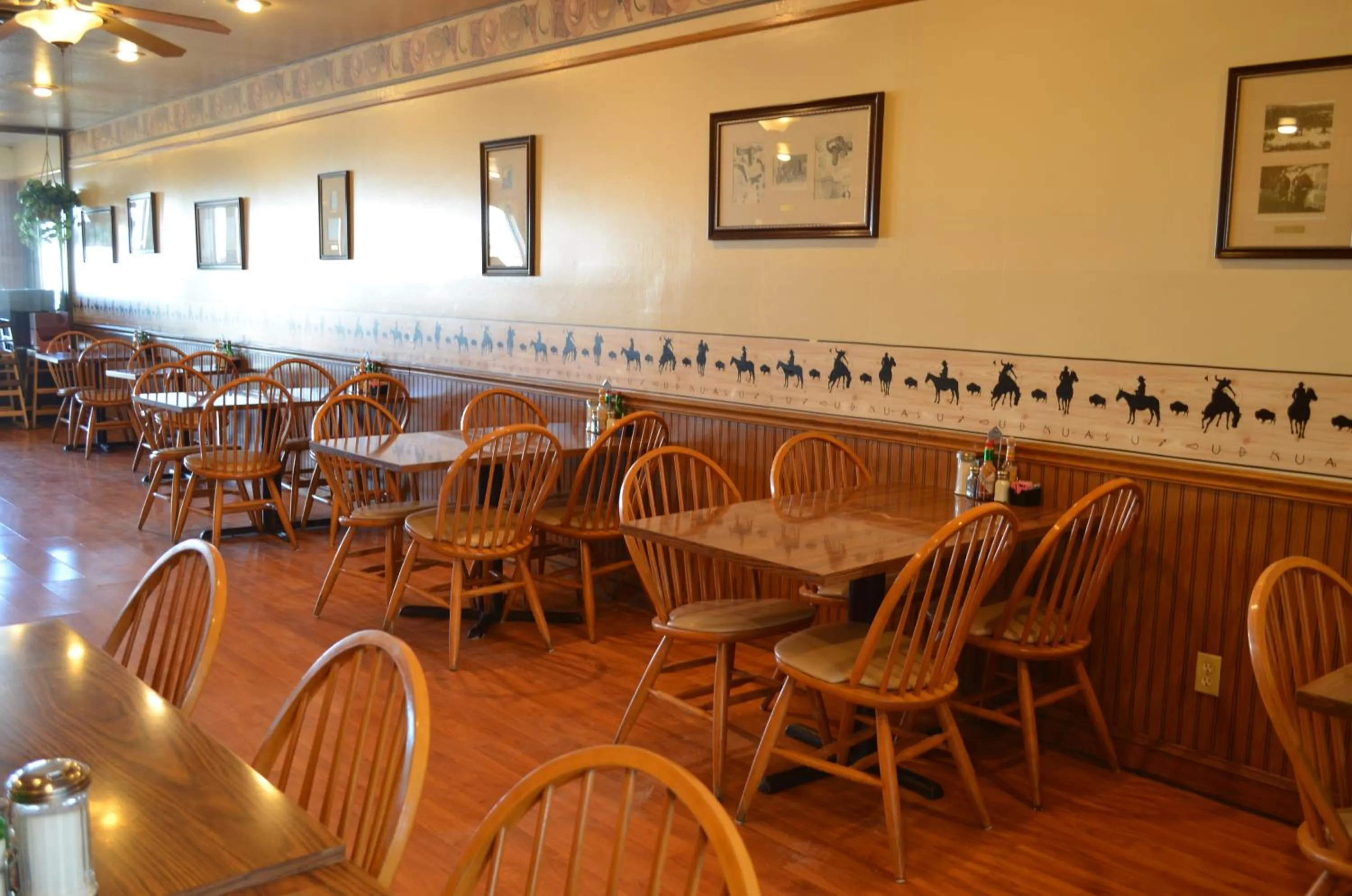 Restaurant/places to eat in National 9 Inn Wellington