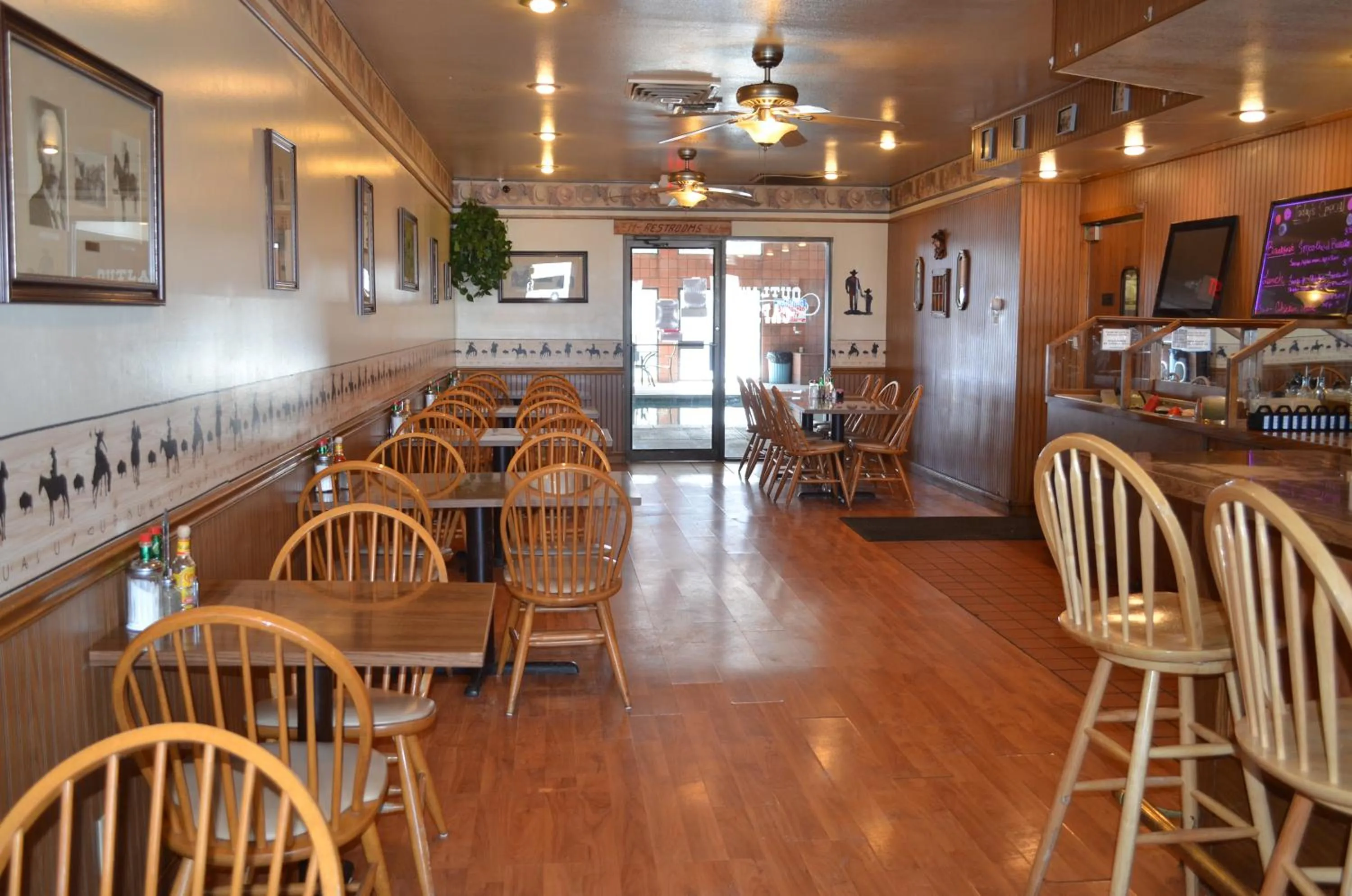 Restaurant/places to eat in National 9 Inn Wellington