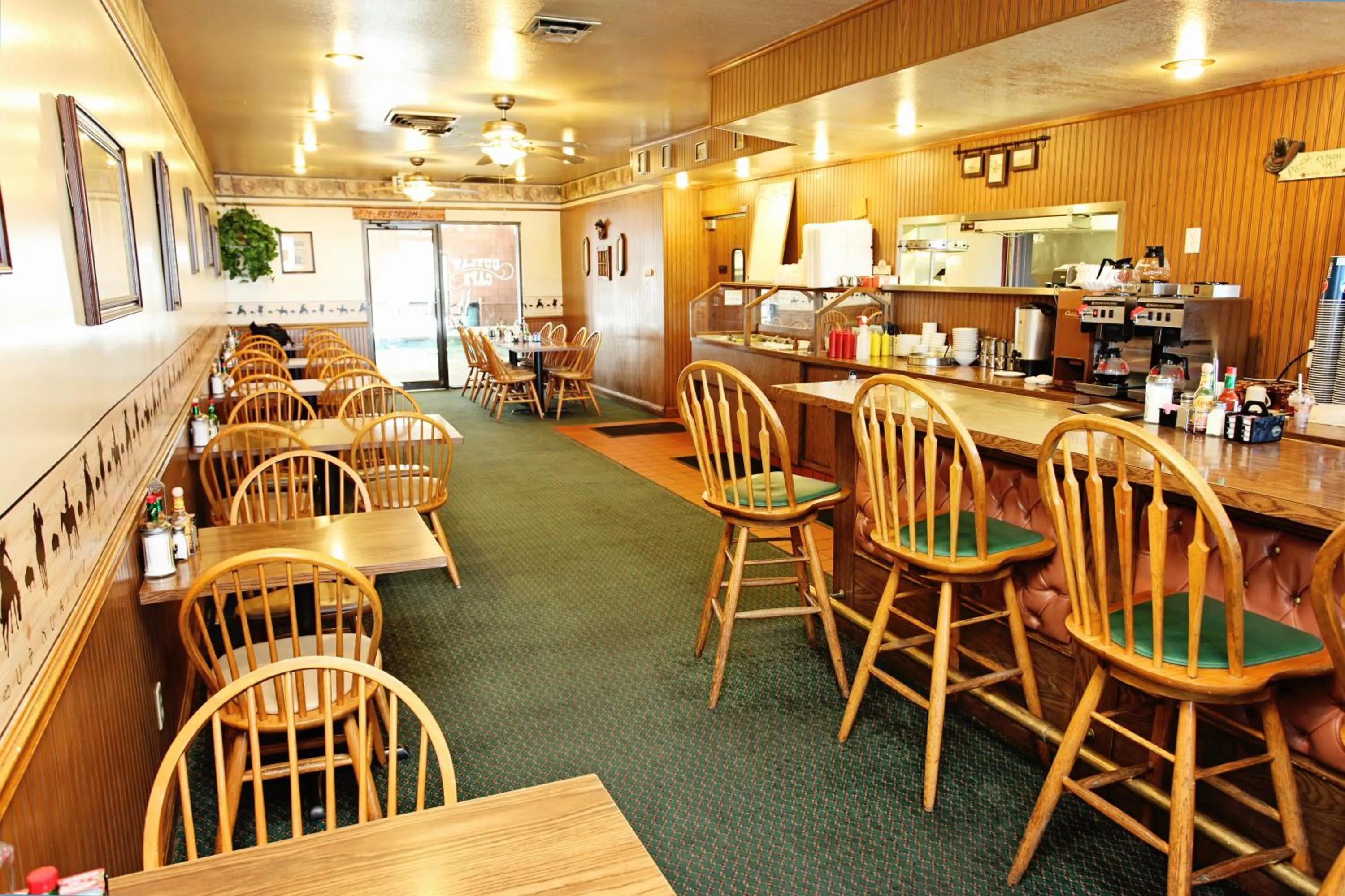 Restaurant/places to eat in National 9 Inn Wellington